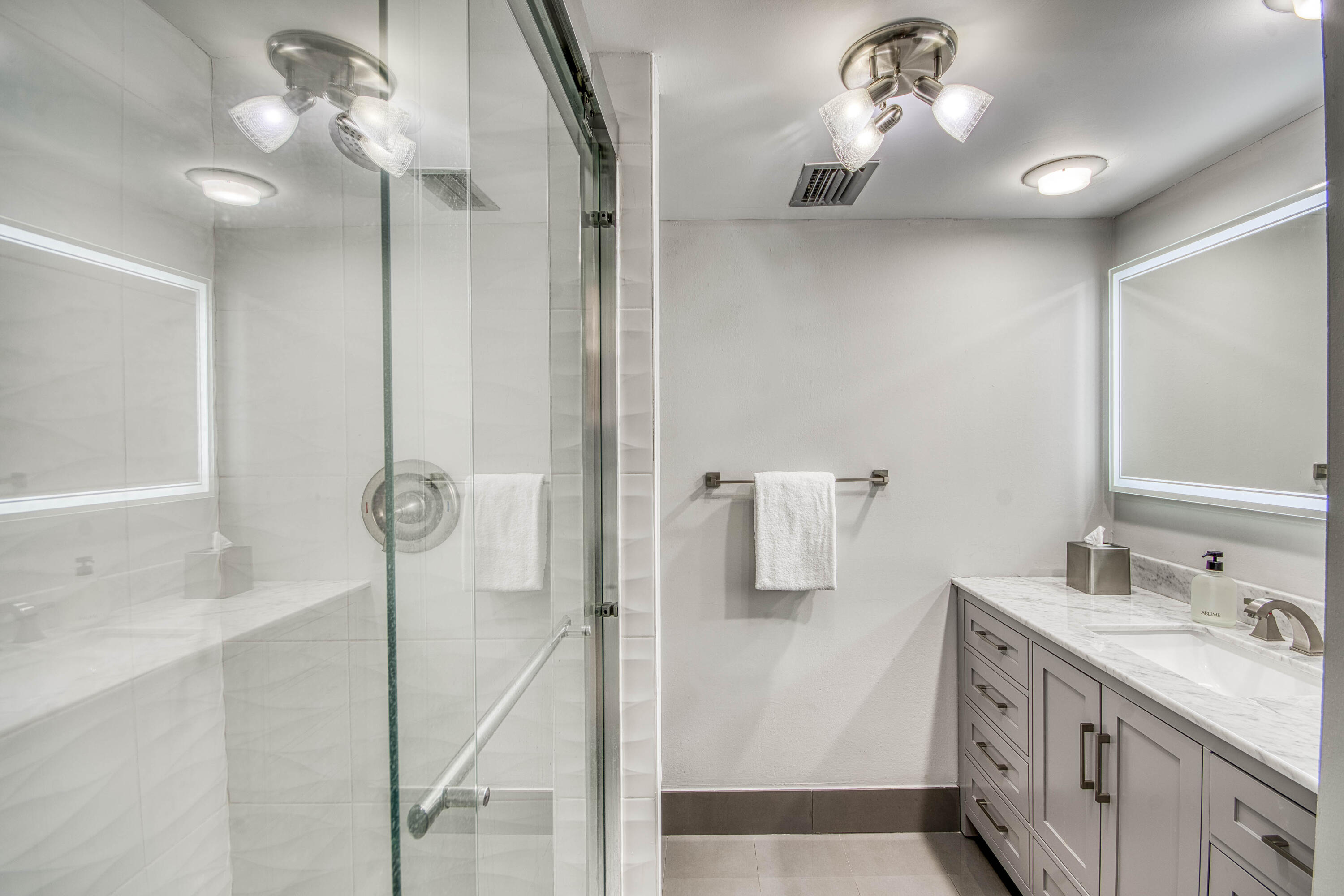 2800 N Ocean Drive B-15d Property Photo 19