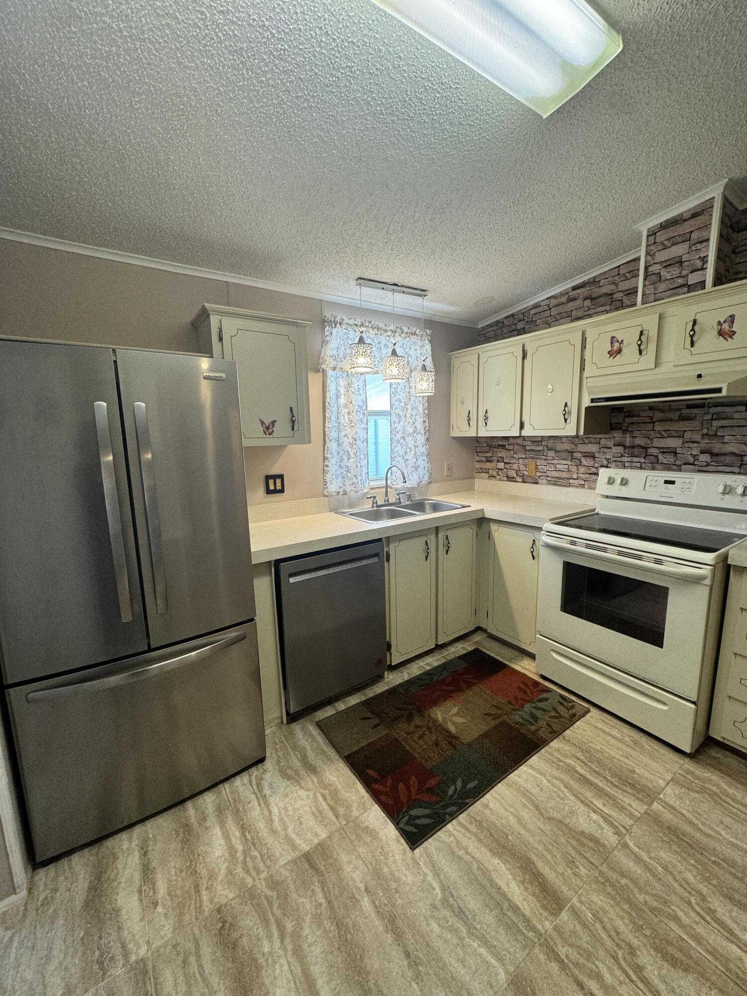 15094 Agulia Avenue Property Photo 11