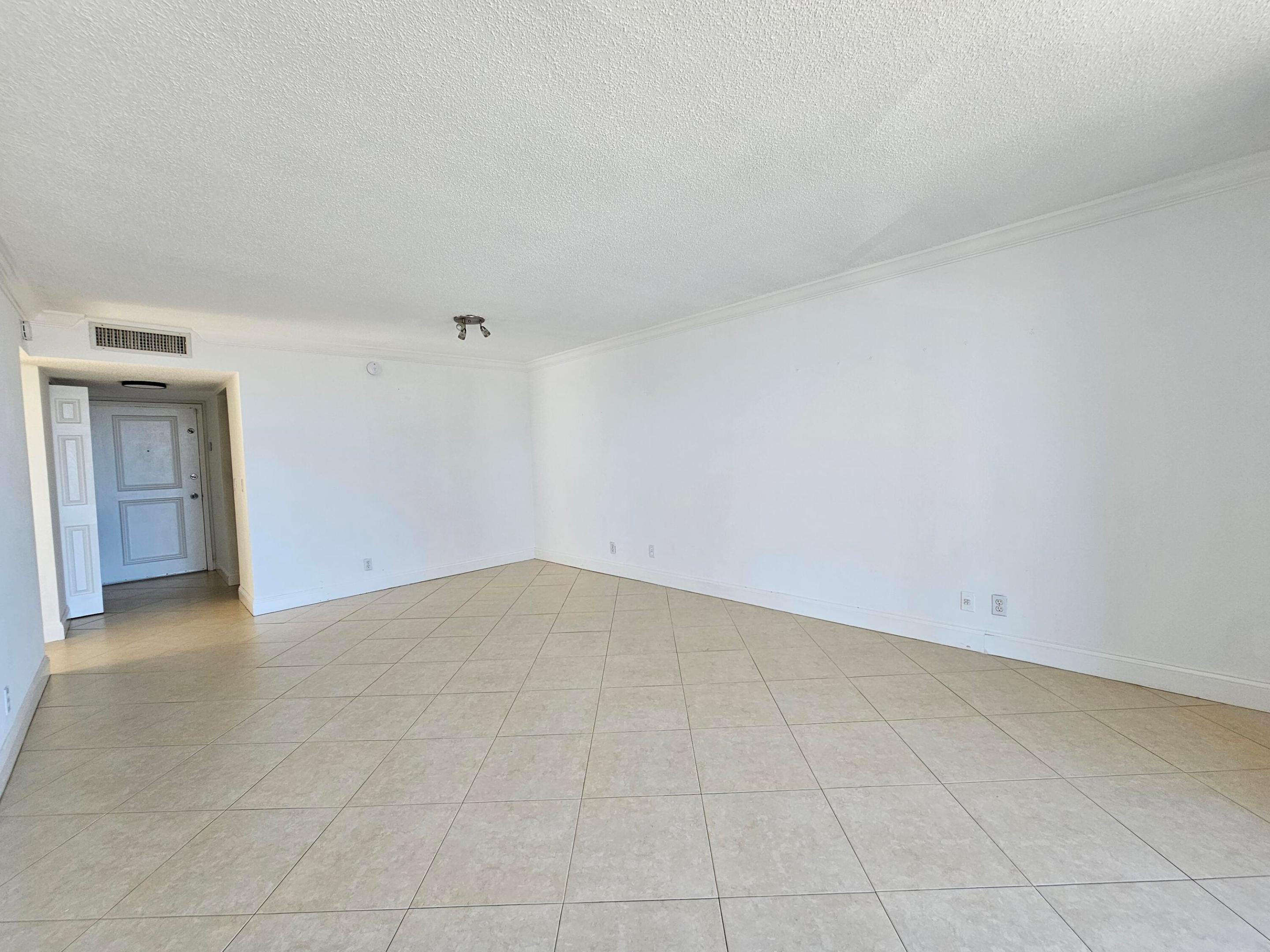 470 Executive Center Drive 2g Property Photo 4