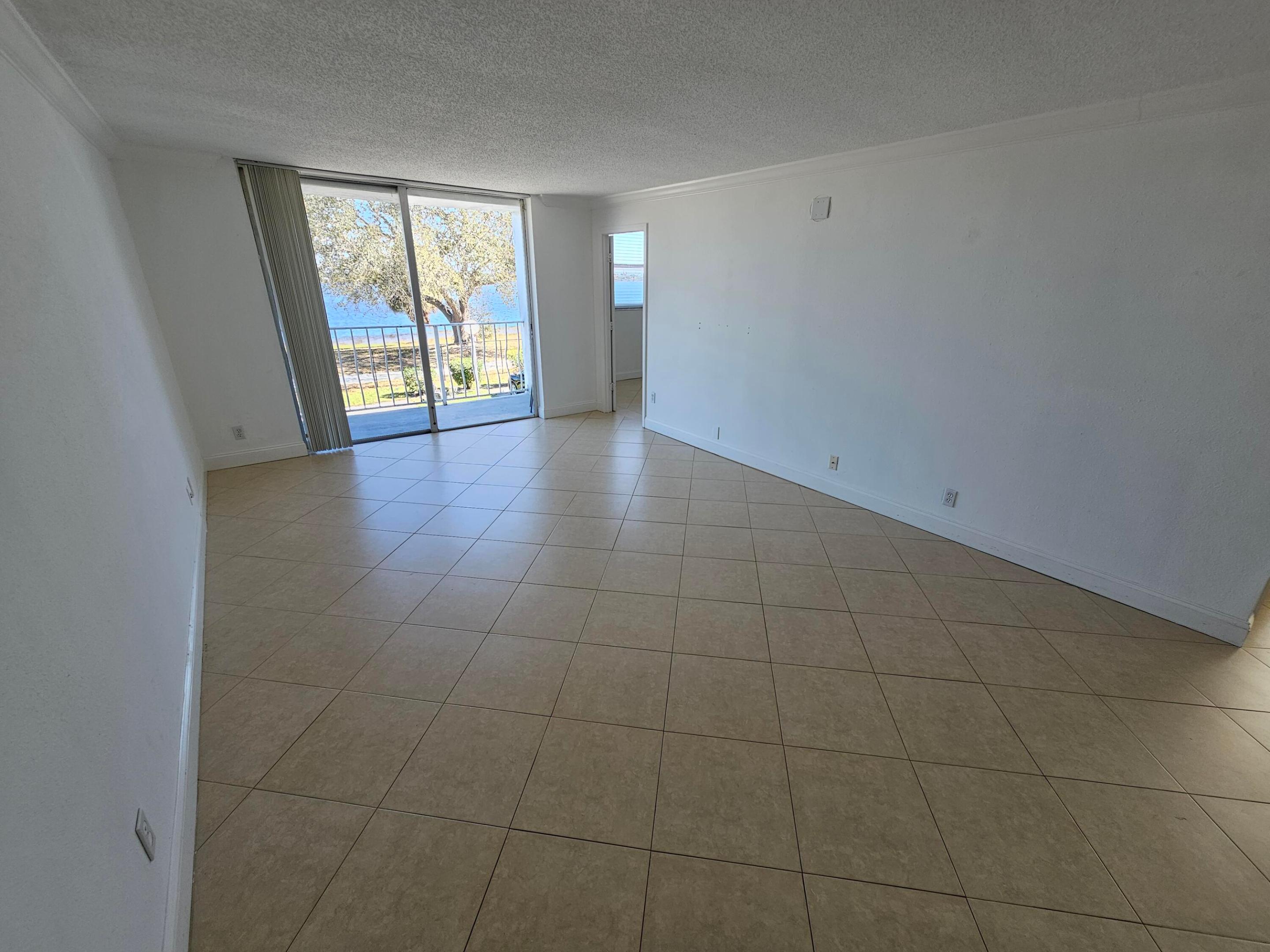 470 Executive Center Drive 2g Property Photo 6