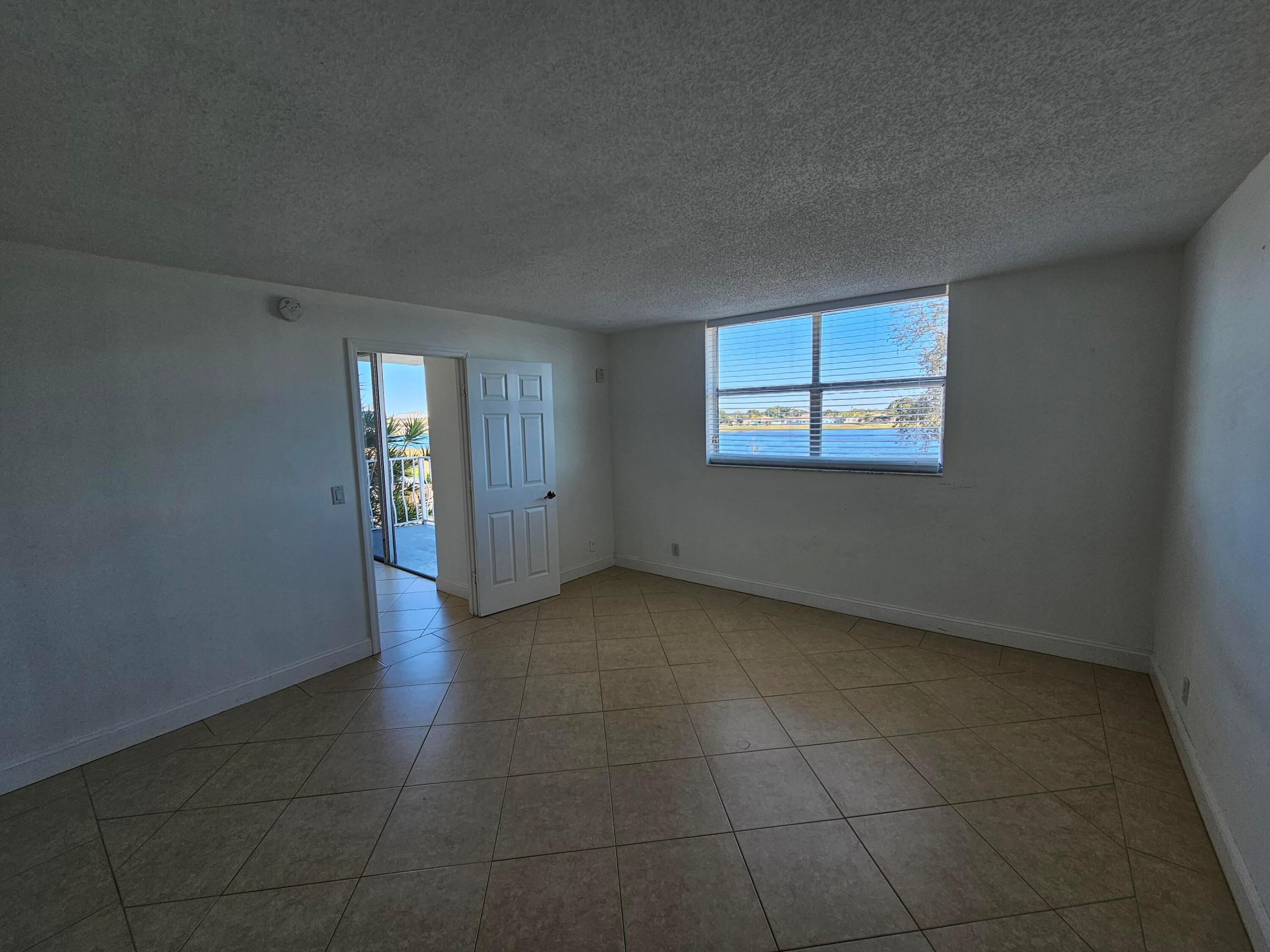 470 Executive Center Drive 2g Property Photo 7