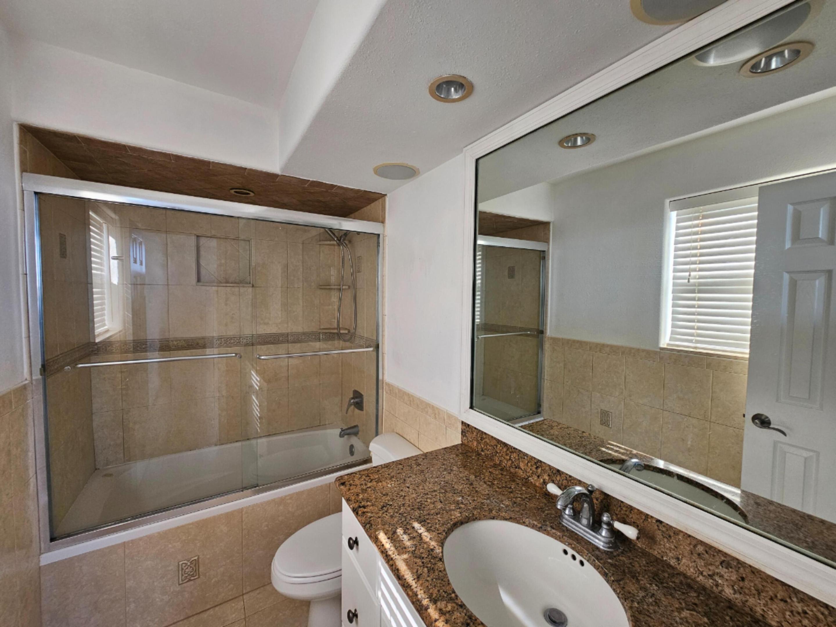 470 Executive Center Drive 2g Property Photo 9