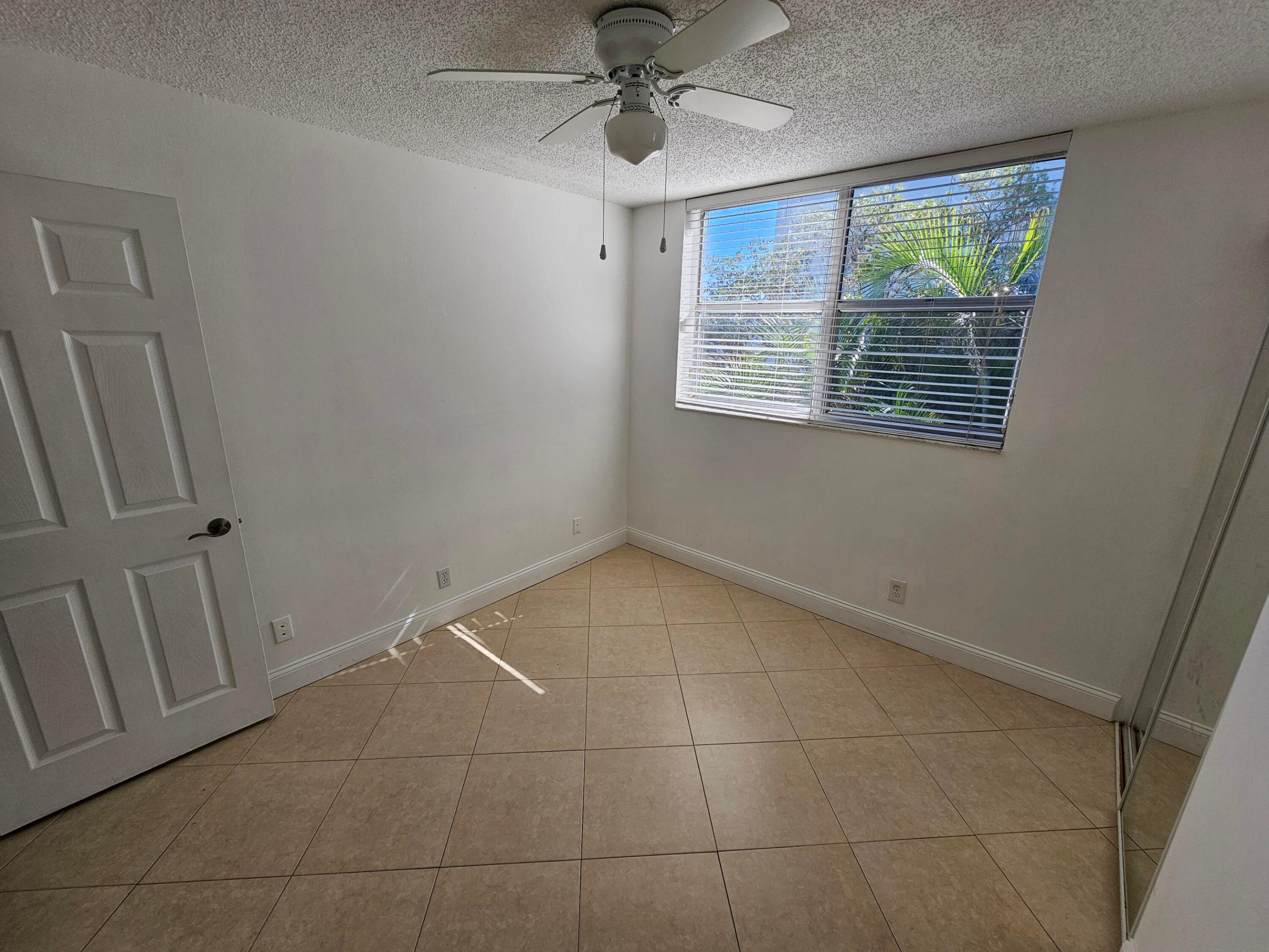 470 Executive Center Drive 2g Property Photo 10