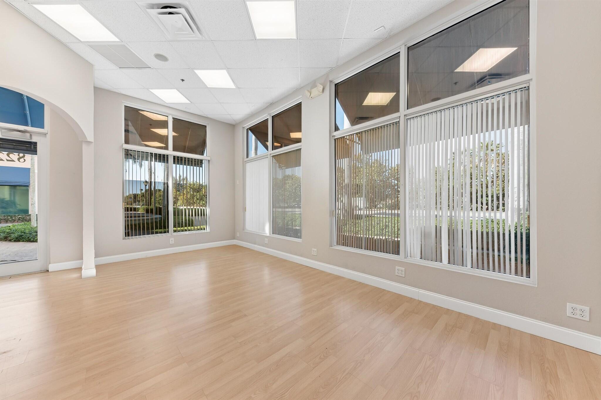826 N Dixie Highway 11-15 Property Photo 3
