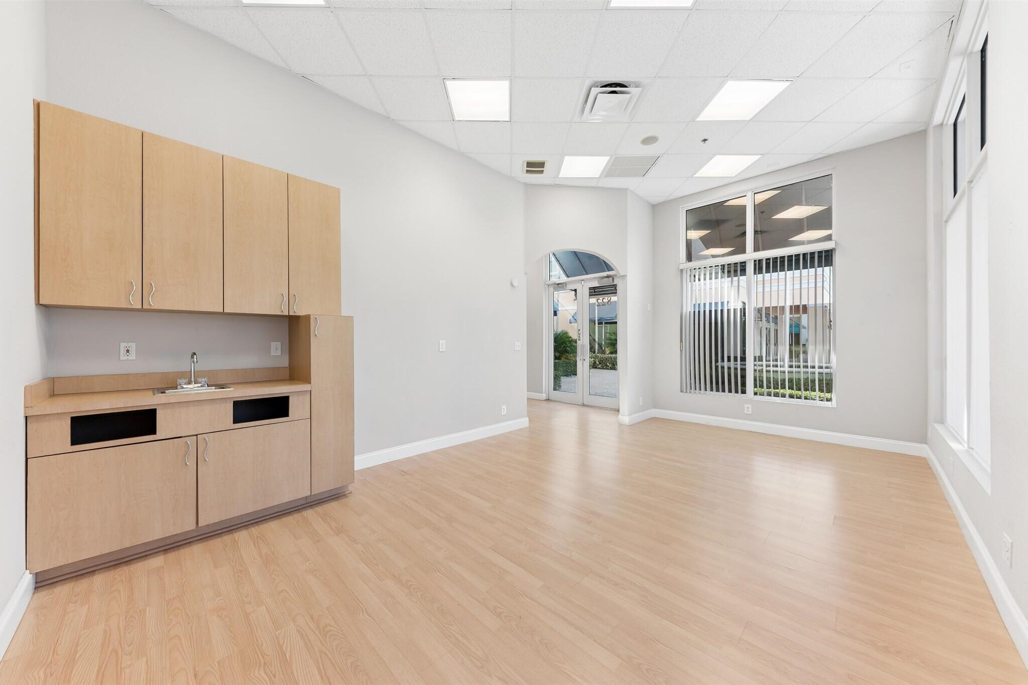 826 N Dixie Highway 11-15 Property Photo 4