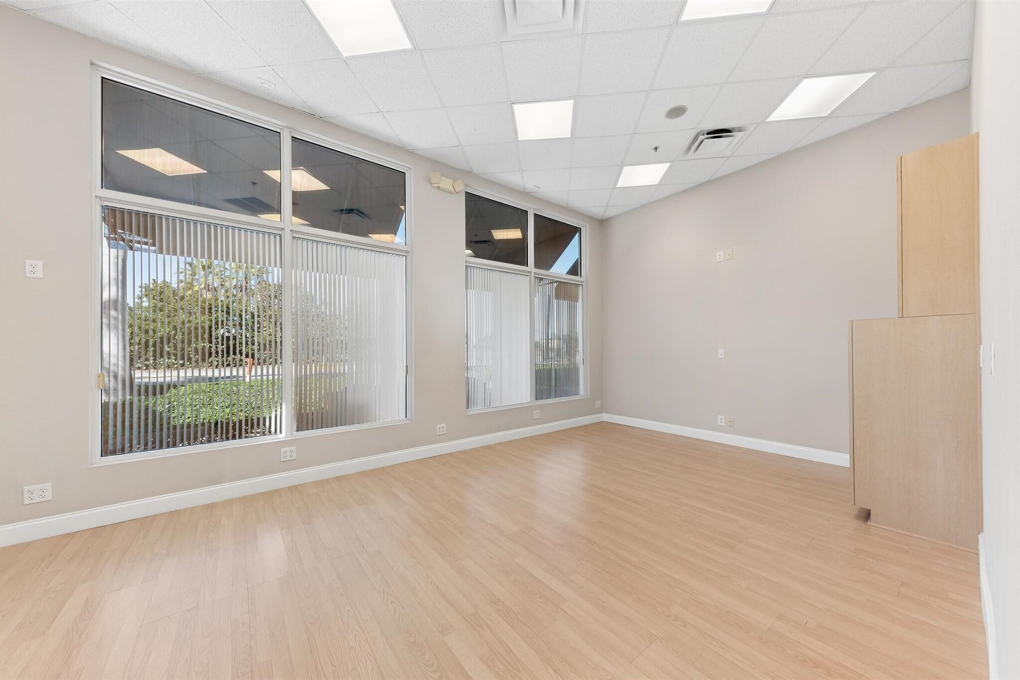 826 N Dixie Highway 11-15 Property Photo 5