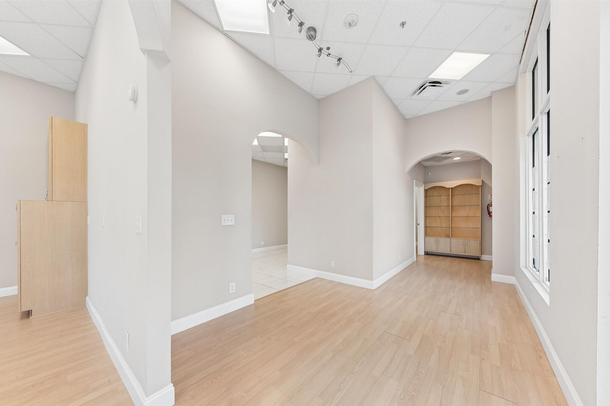 826 N Dixie Highway 11-15 Property Photo 6