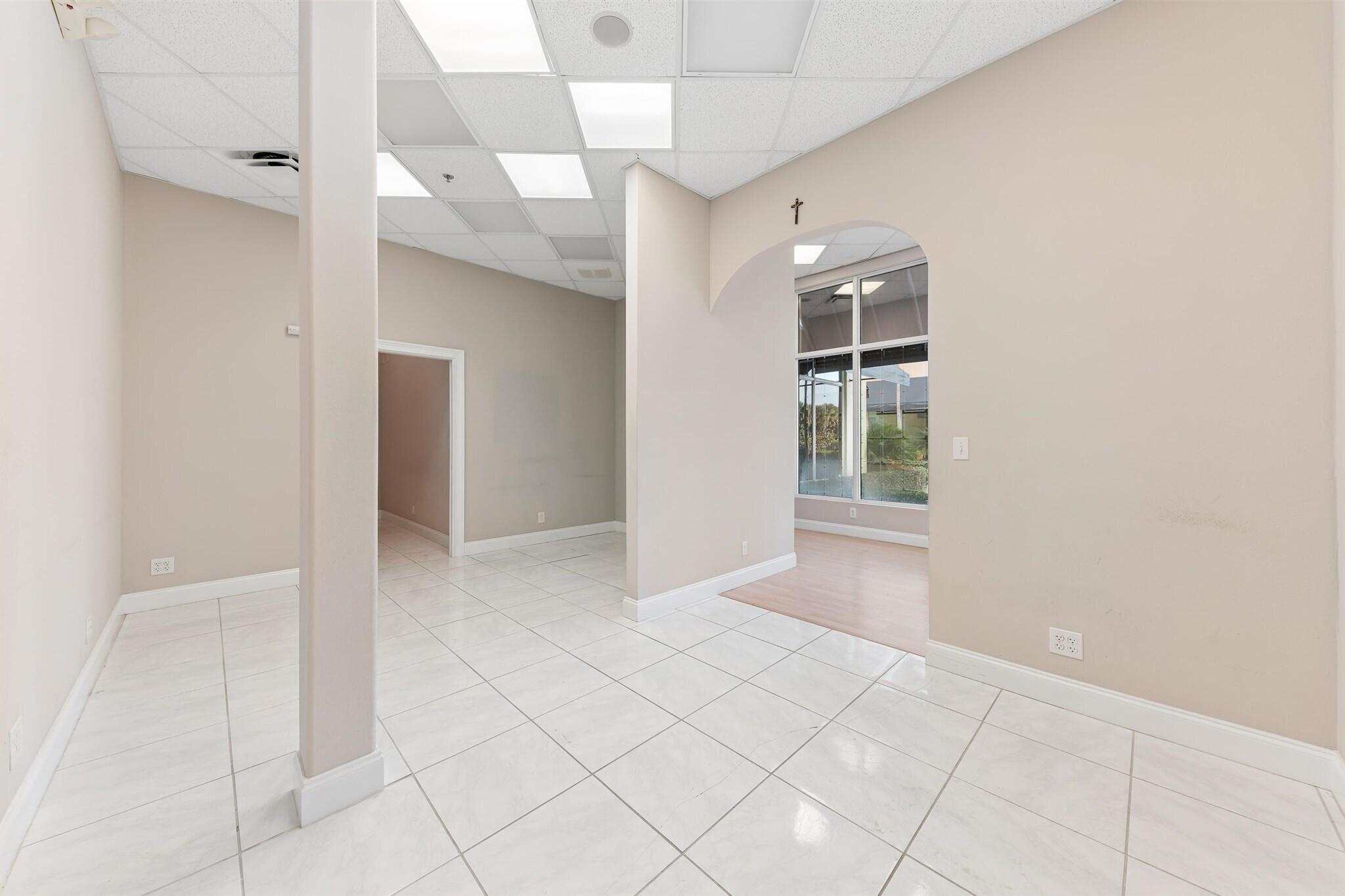 826 N Dixie Highway 11-15 Property Photo 8