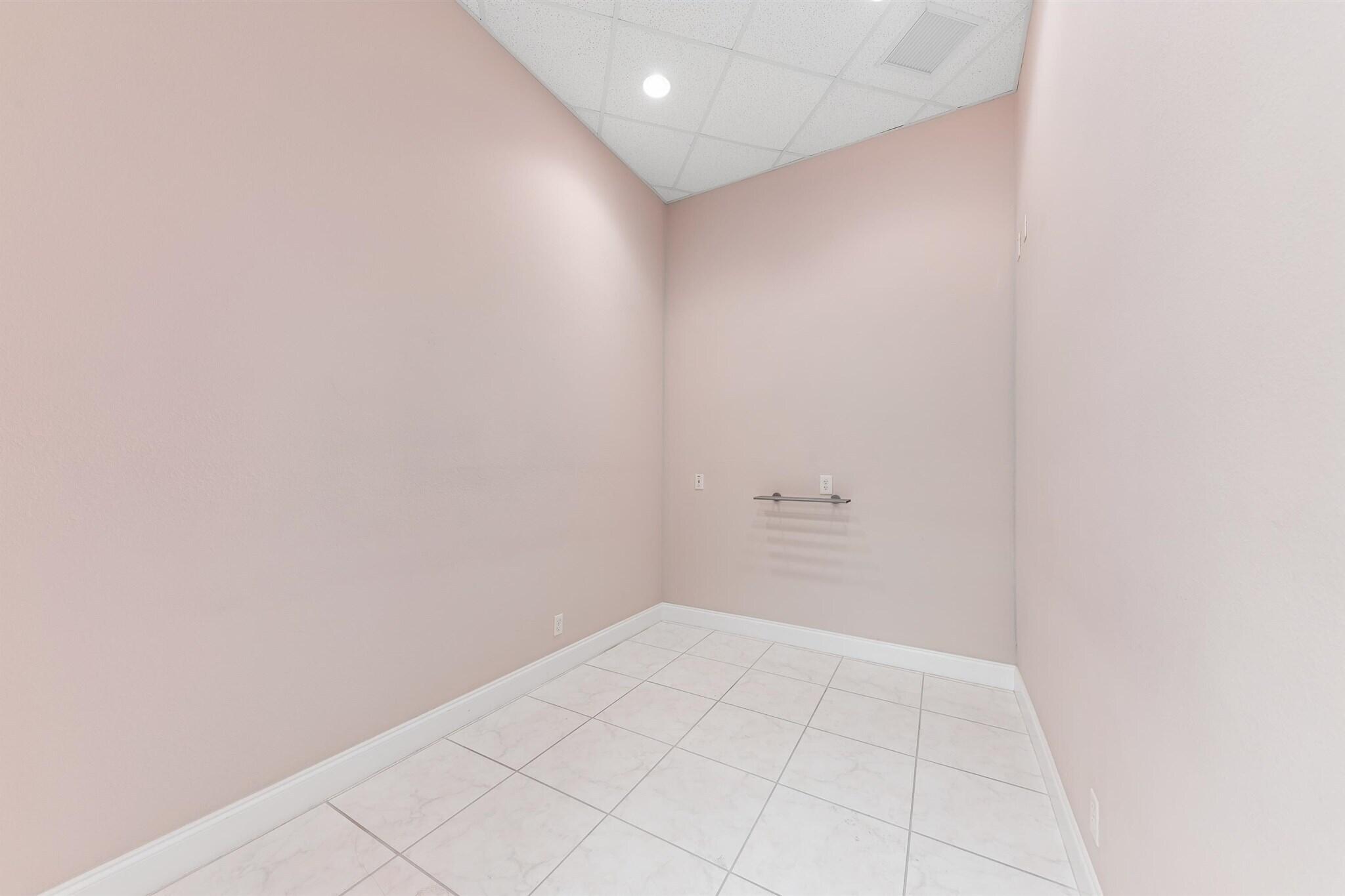 826 N Dixie Highway 11-15 Property Photo 10