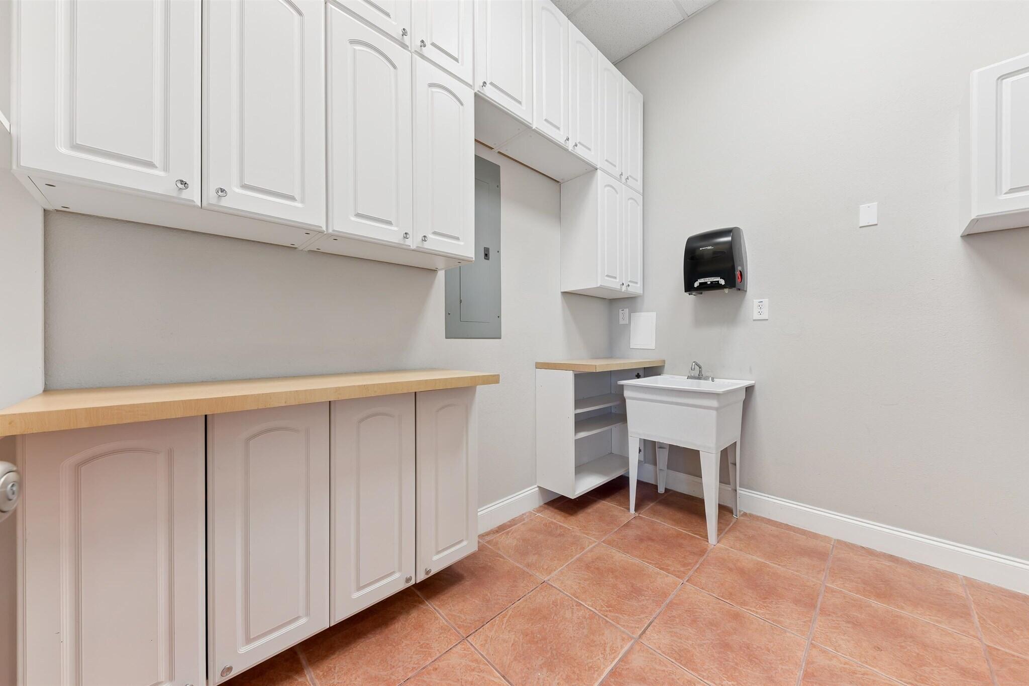 826 N Dixie Highway 11-15 Property Photo 12