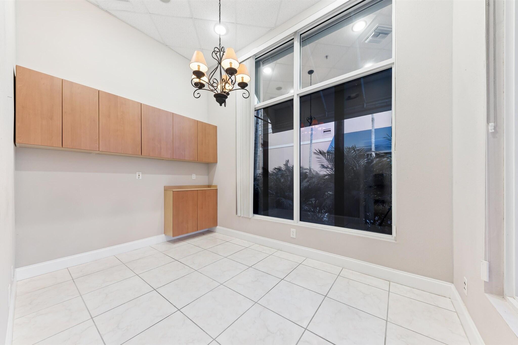 826 N Dixie Highway 11-15 Property Photo 14