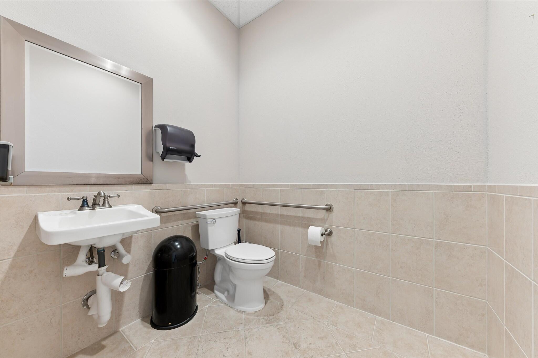 826 N Dixie Highway 11-15 Property Photo 16