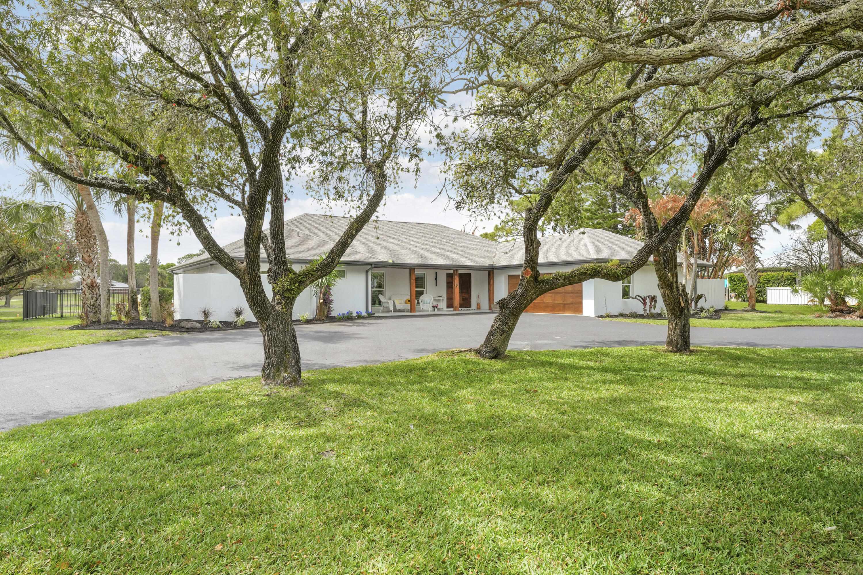 4042 SW Bimini Circle N Property Photo 1