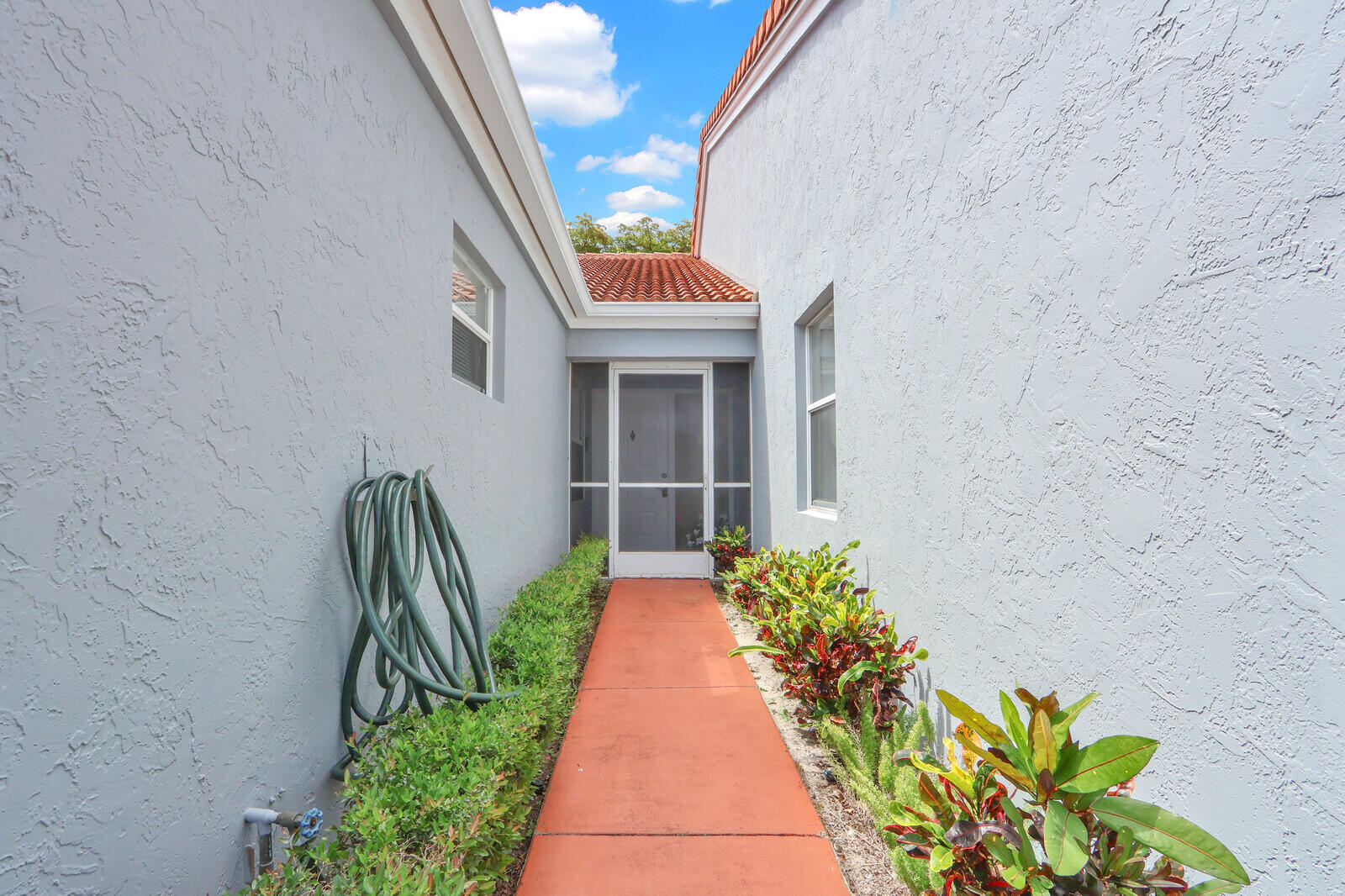9904 Summerbrook Terrace B Property Photo 4