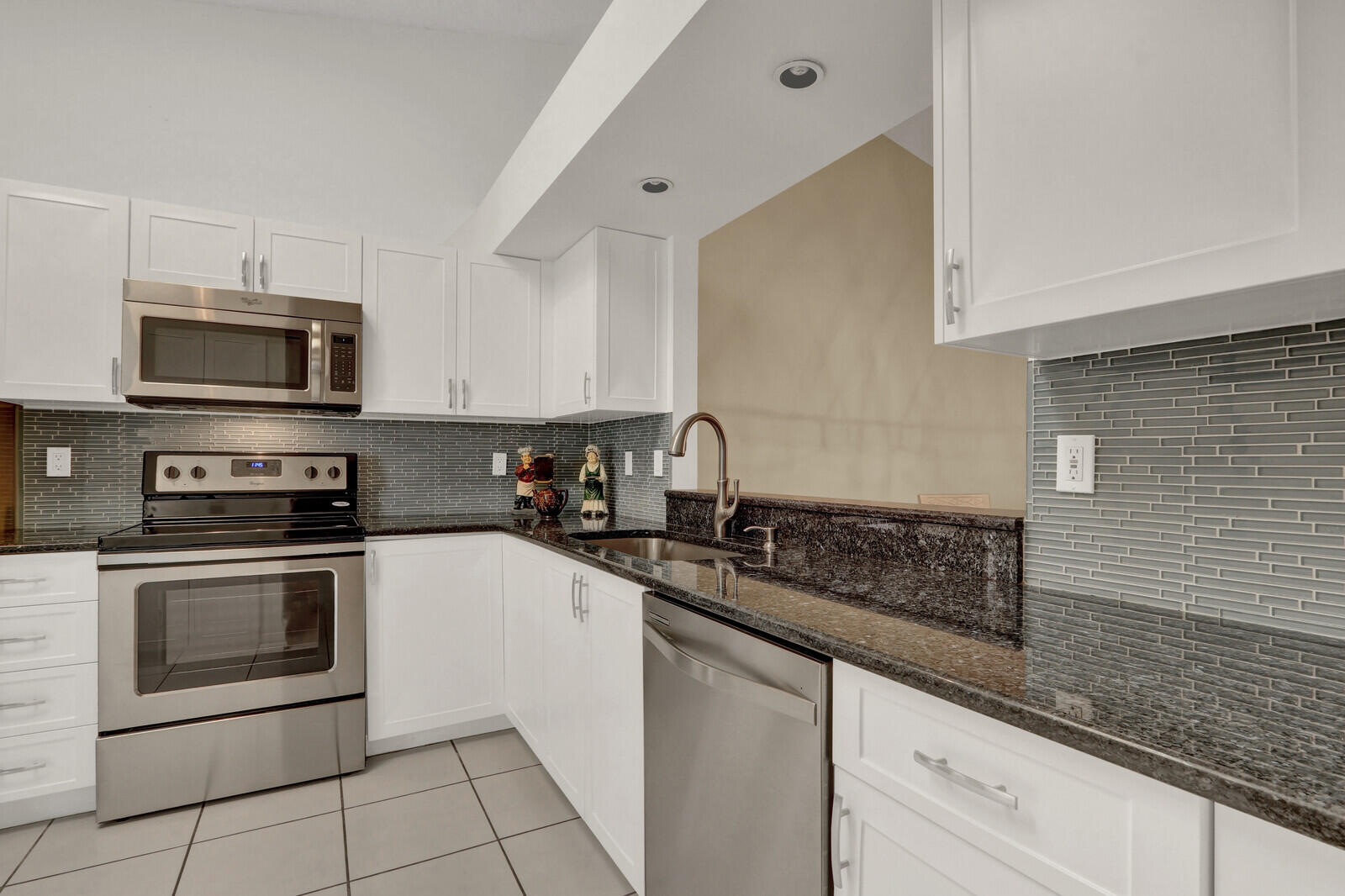 9904 Summerbrook Terrace B Property Photo 13