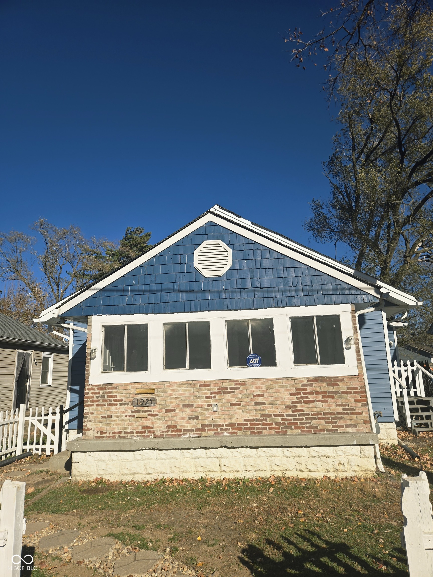 1925 N Oxford Street Property Photo 1