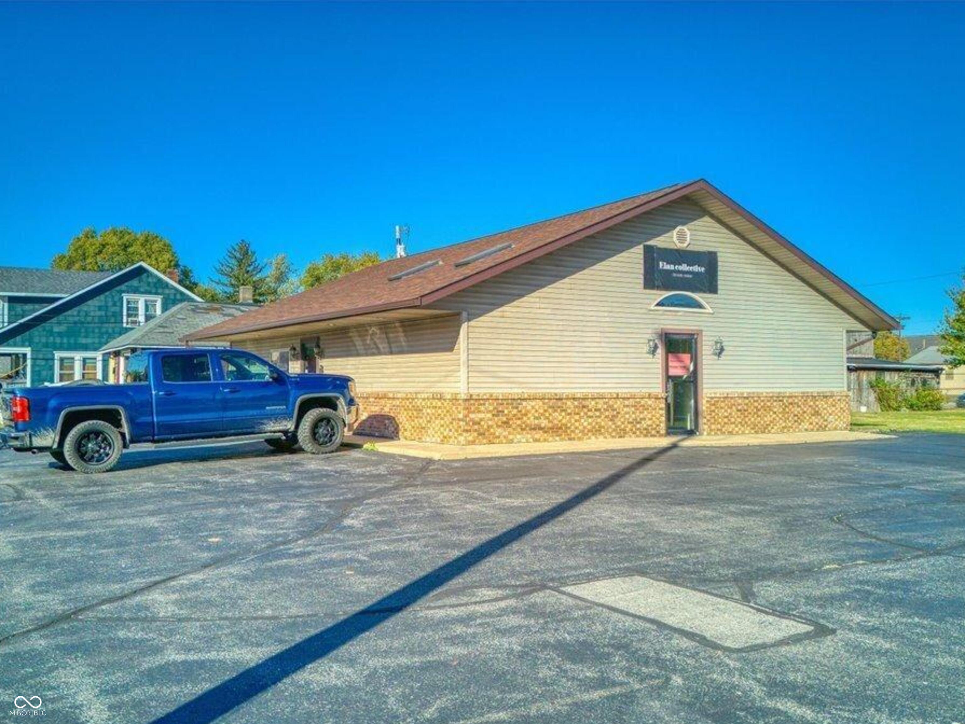 550 W Walnut Street Property Photo 1