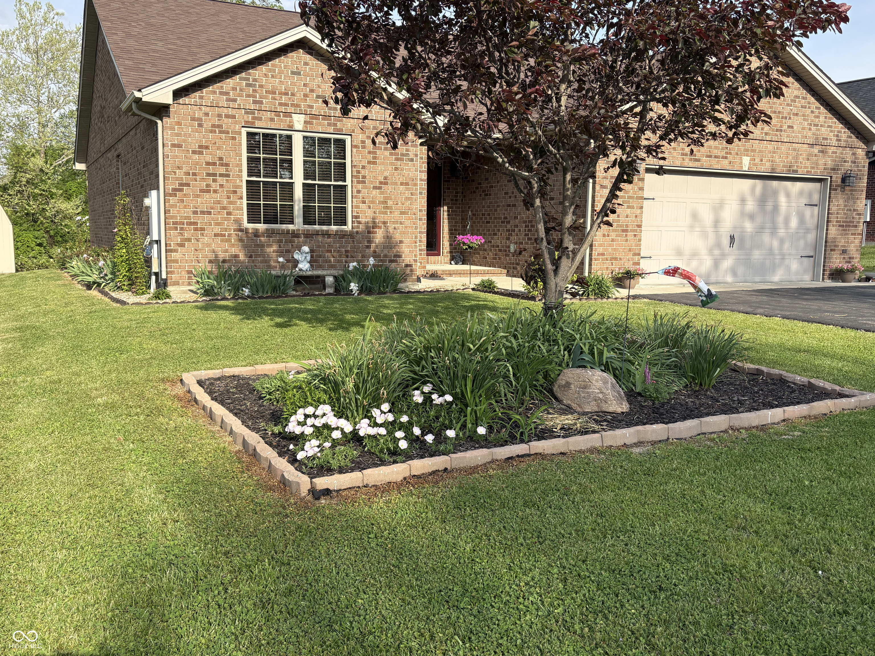 201 S Westwood Drive Property Photo 1