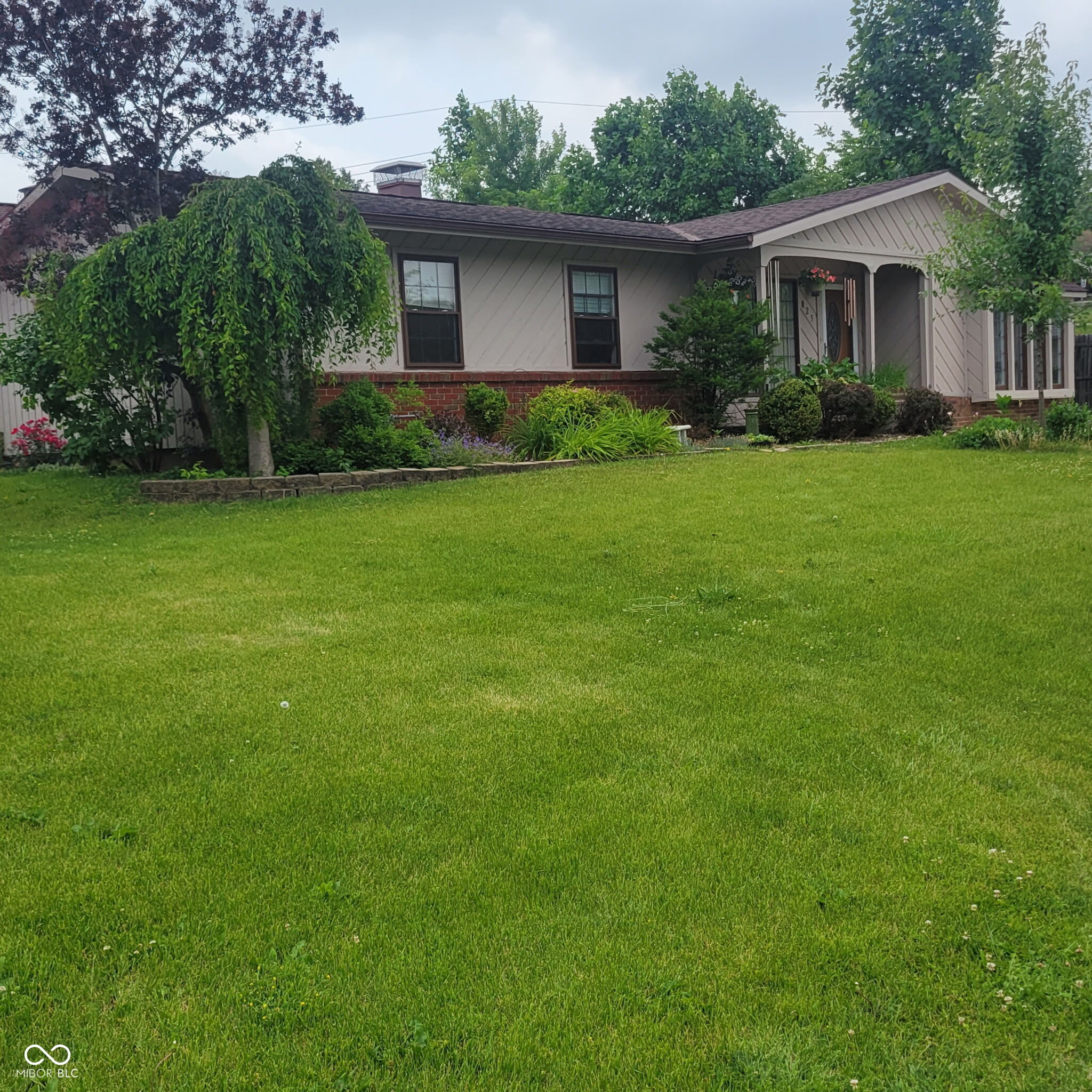 825 Parkview Drive Property Photo 1