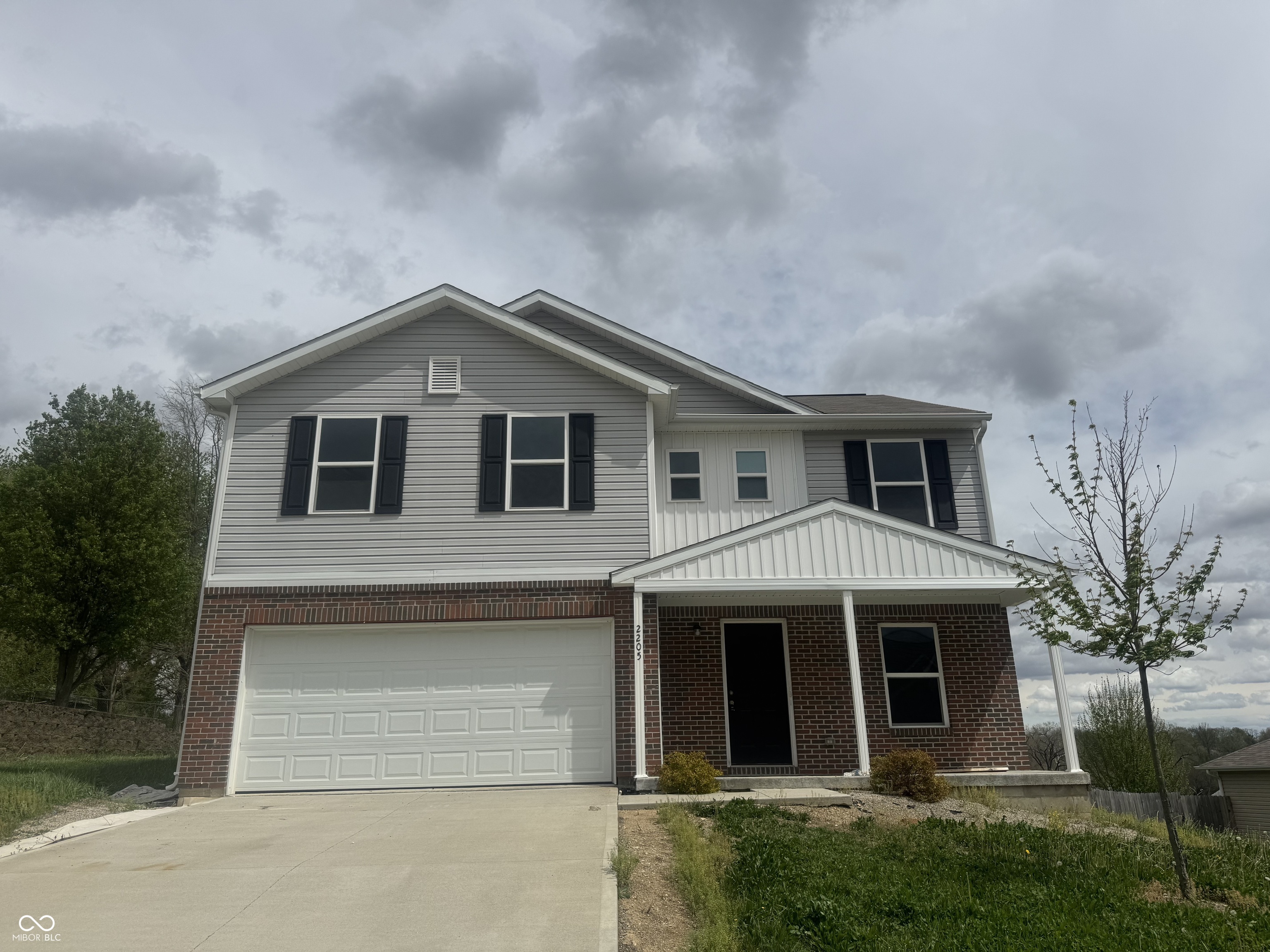 2205 S 16th Place Property Photo 1