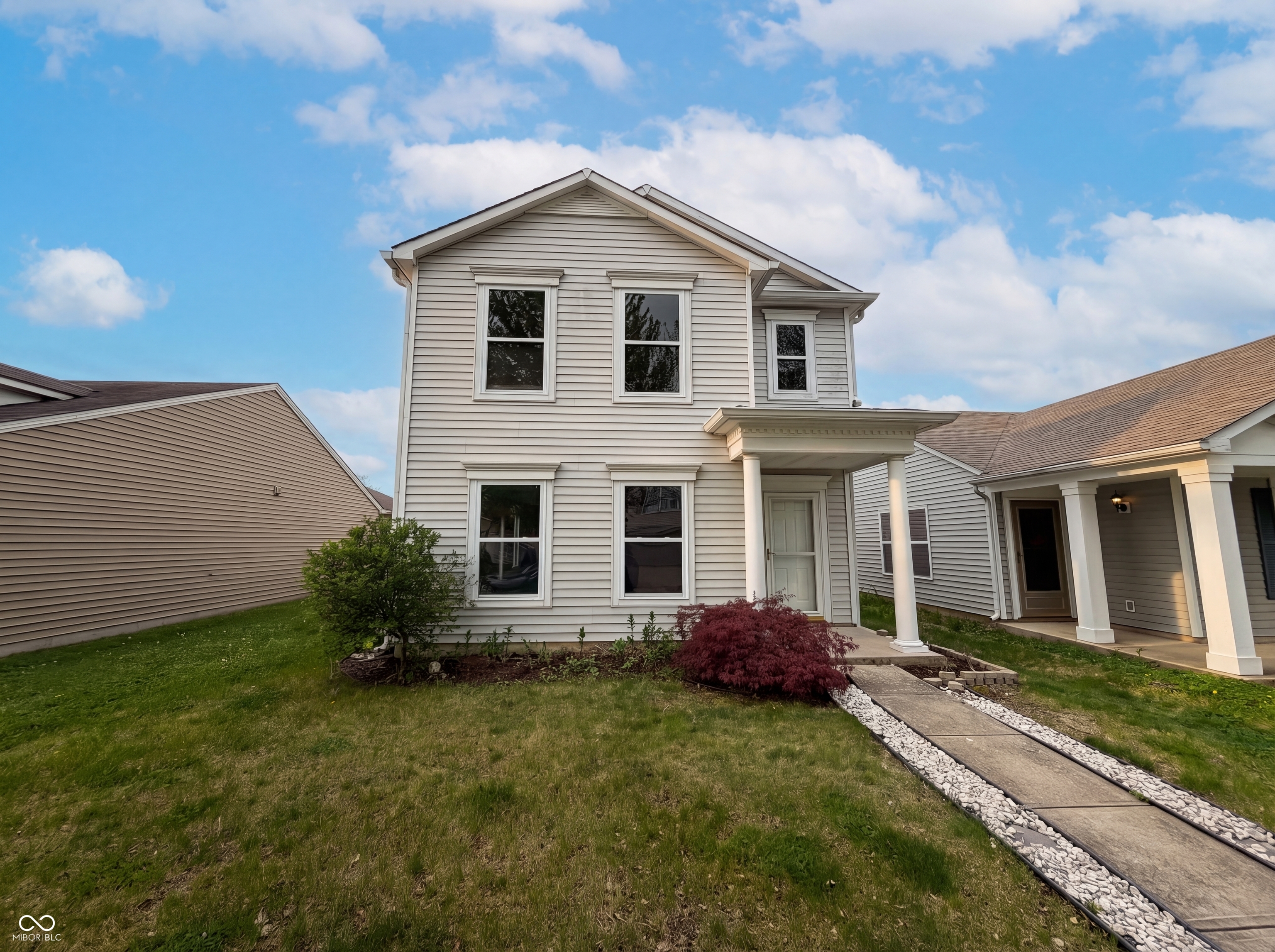 925 Harbon Drive Property Photo 1