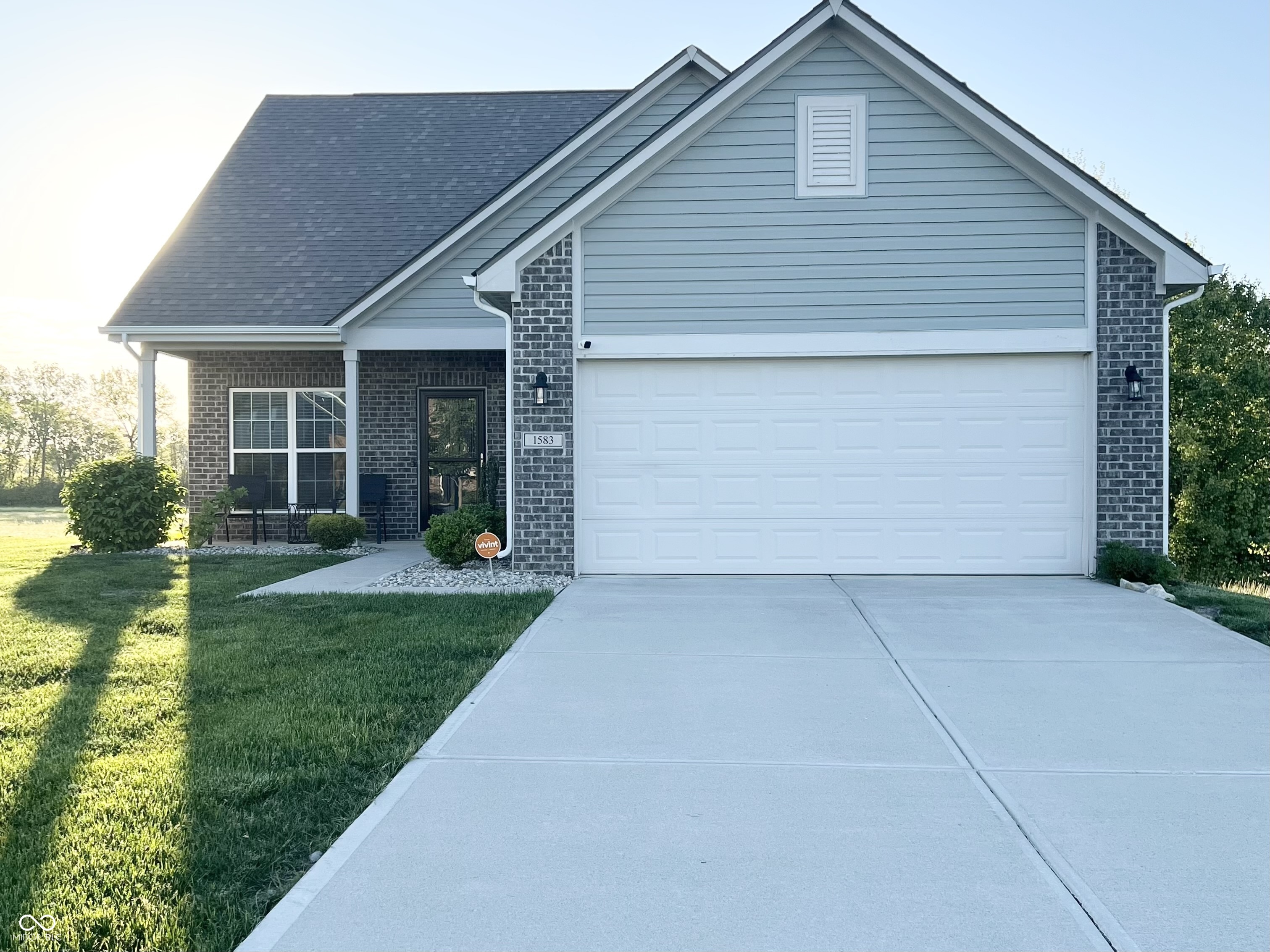 1583 N Creekwater Pass Property Photo 1