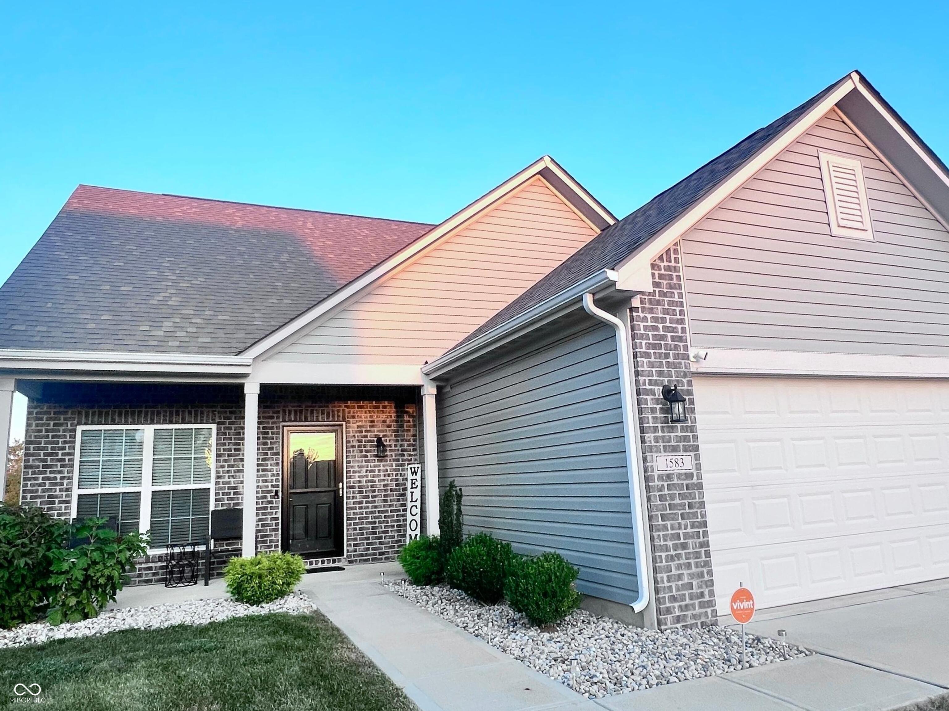 1583 N Creekwater Pass Property Photo 1