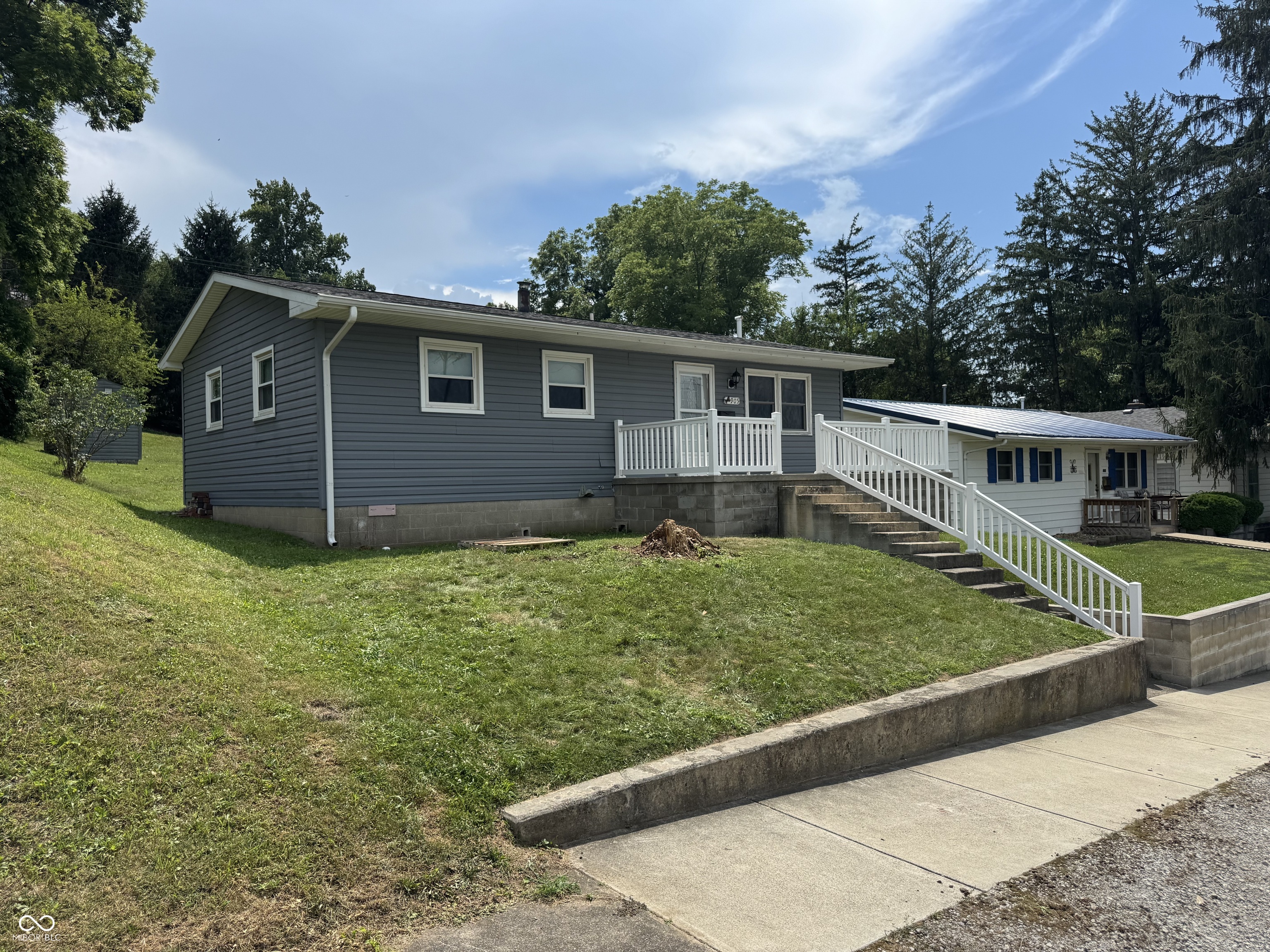 905 E Summit Street Property Photo 1