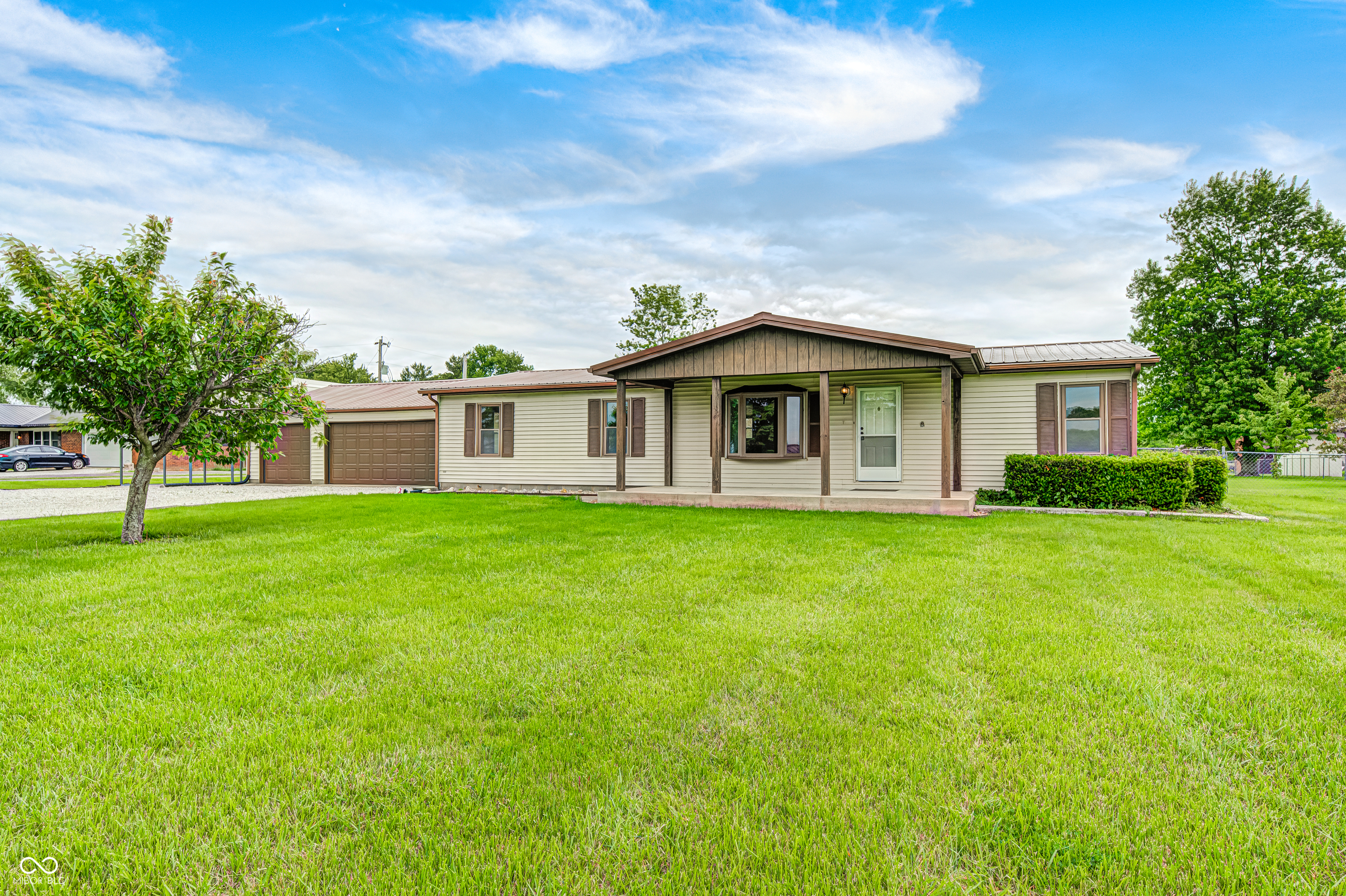 9405 N County Road 150 Property Photo 1