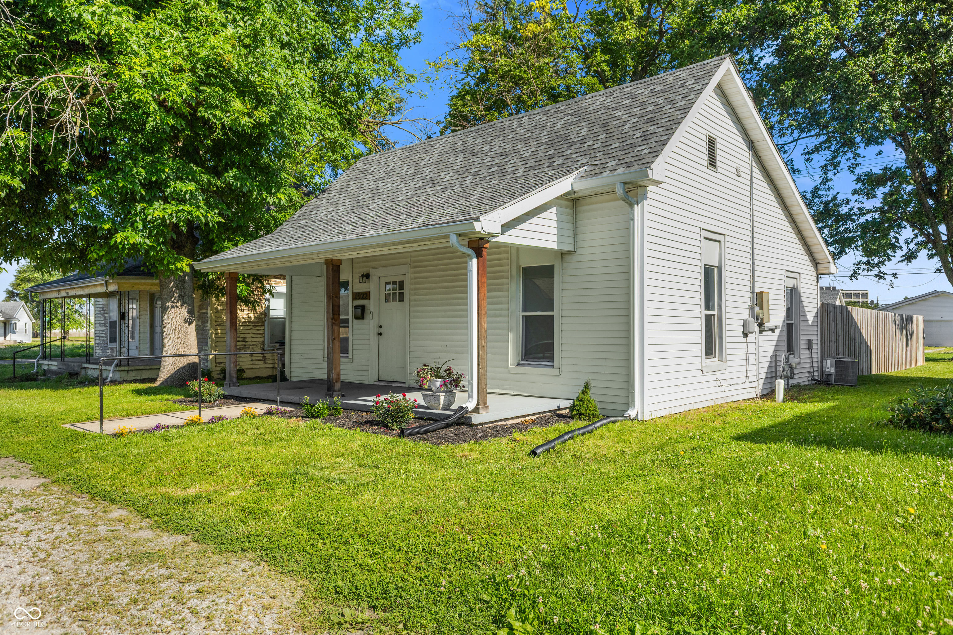 1922 Wallace Avenue Property Photo 1