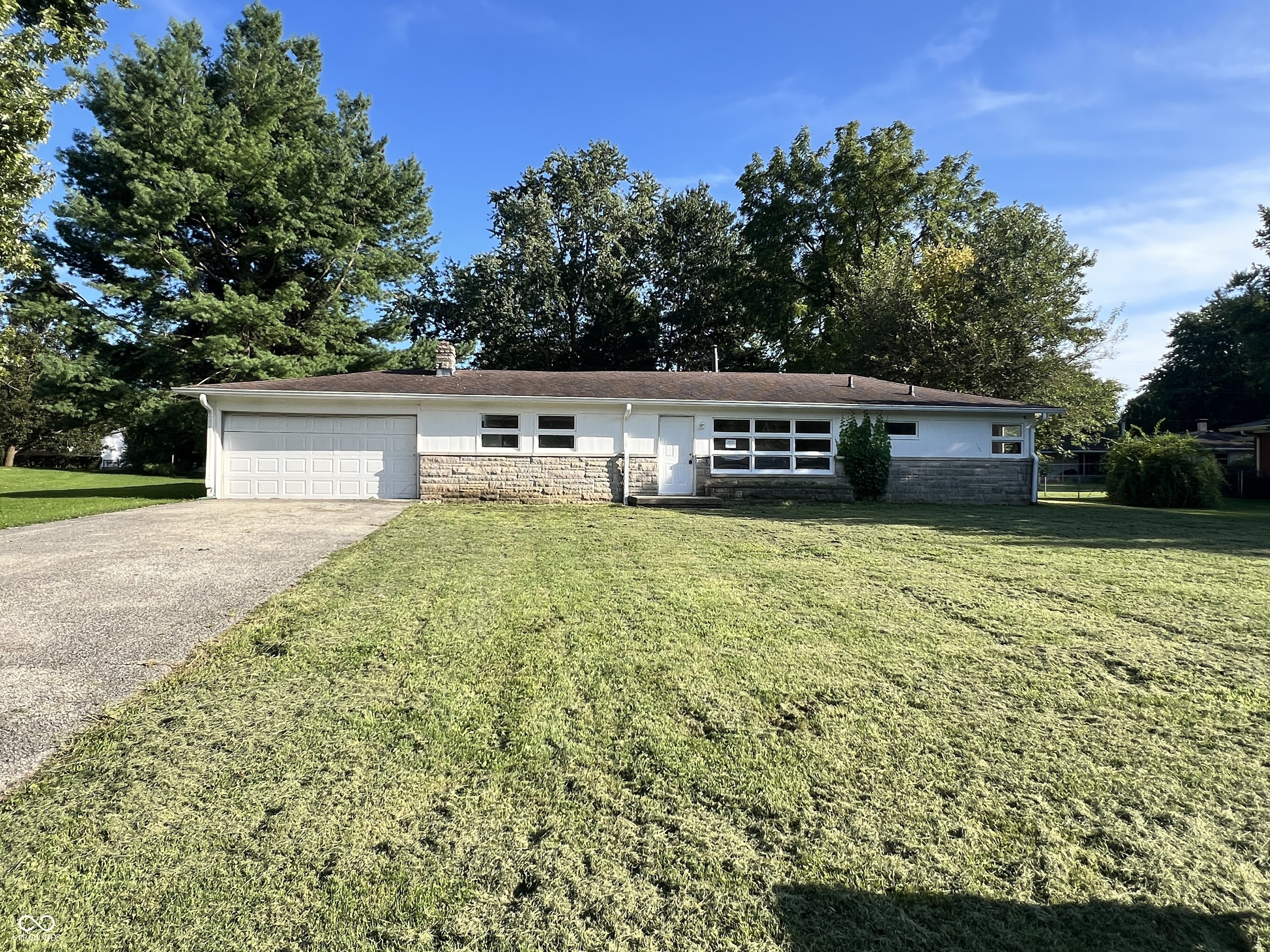 2319 E Loretta Drive