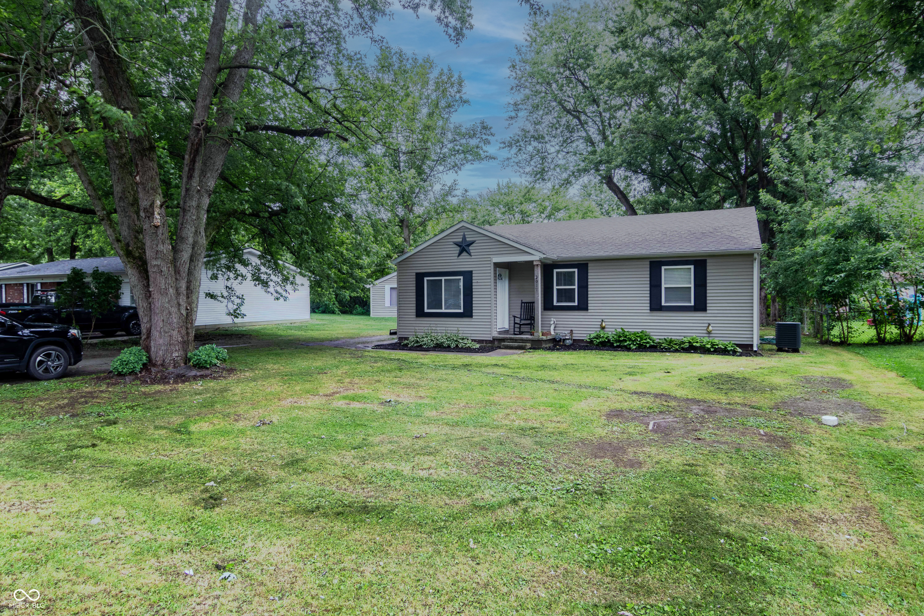 2011 Rosewood Avenue Property Photo 1