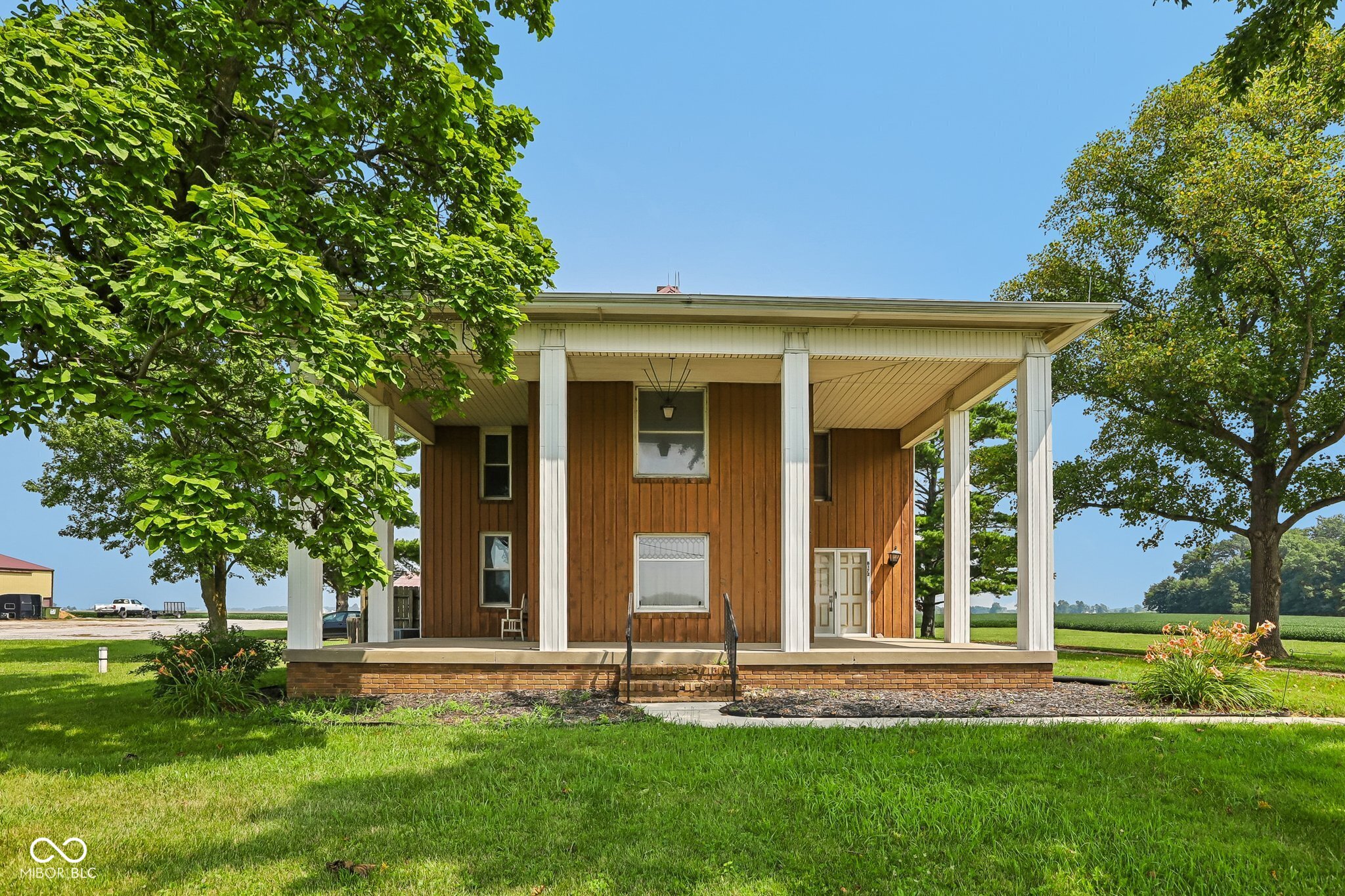 8172 E 1000 Property Photo 1