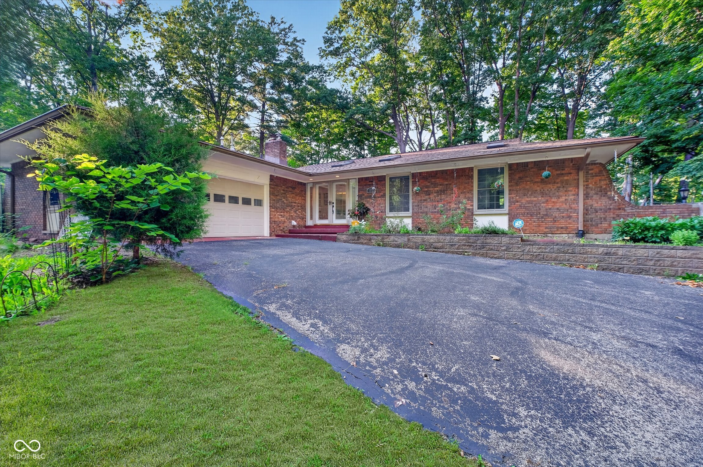 8942 Briarclift Road Property Photo 1