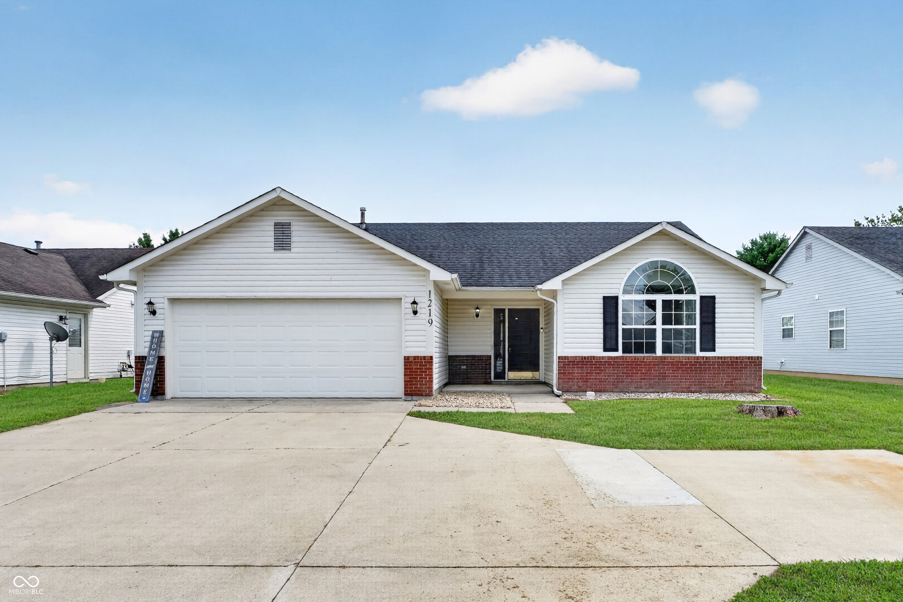 1219 E Mckay Road Property Photo 1