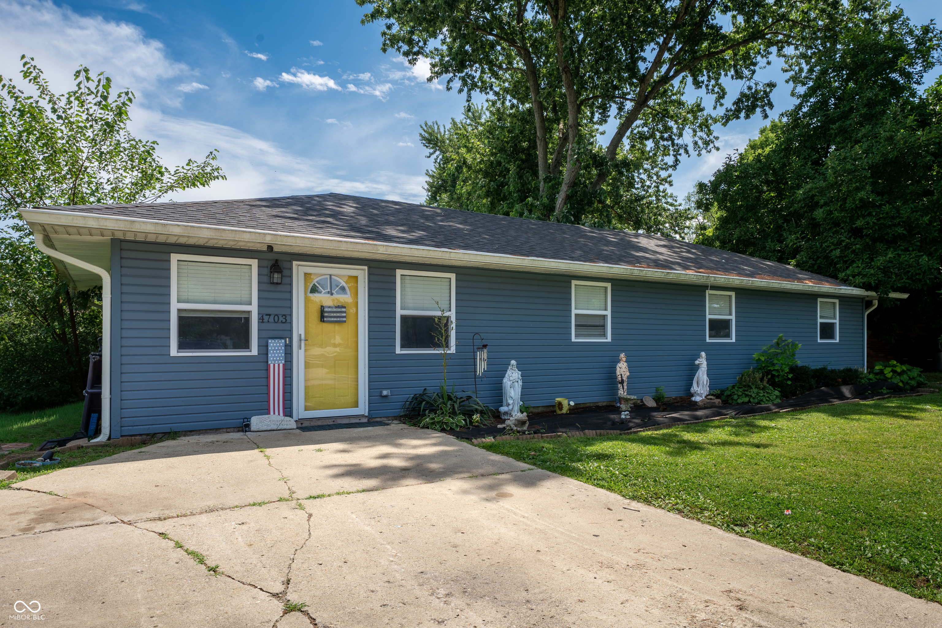 4703 W Compton Drive Property Photo 1