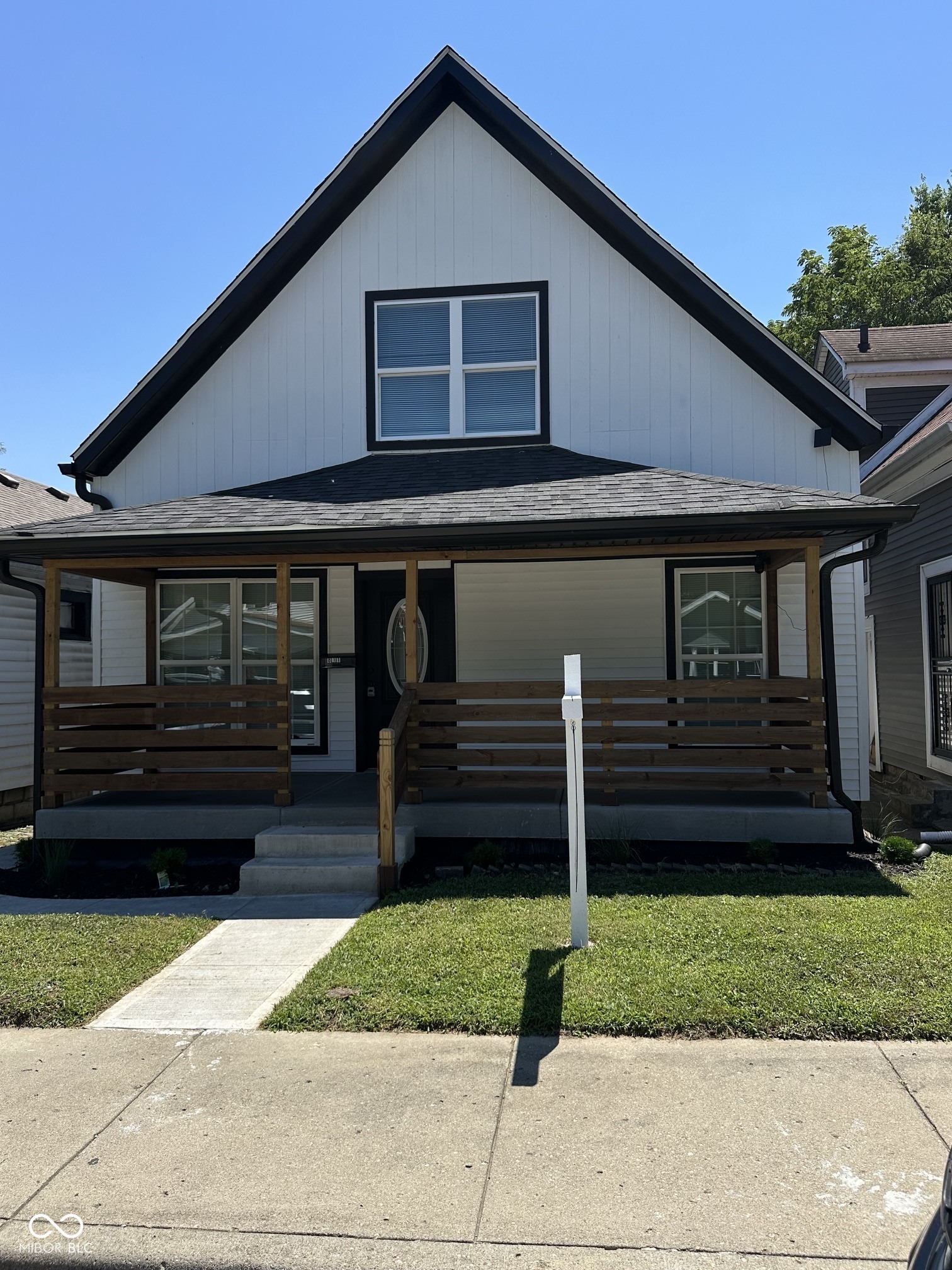 811 W 25th Property Photo 1