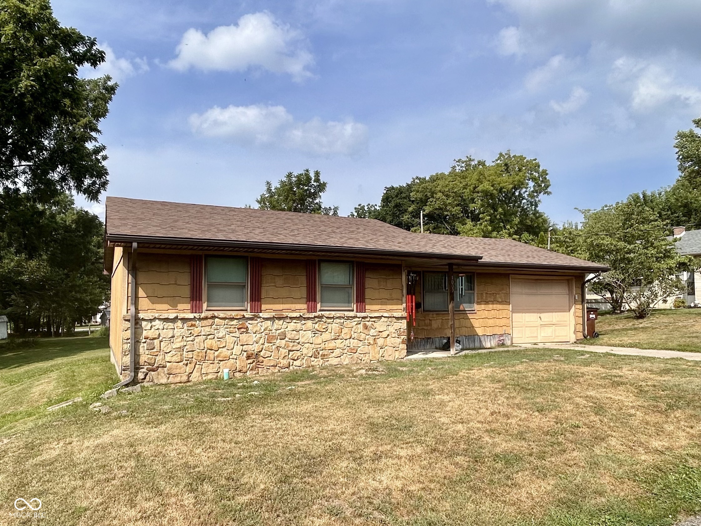 1009 W Walnut Property Photo 1