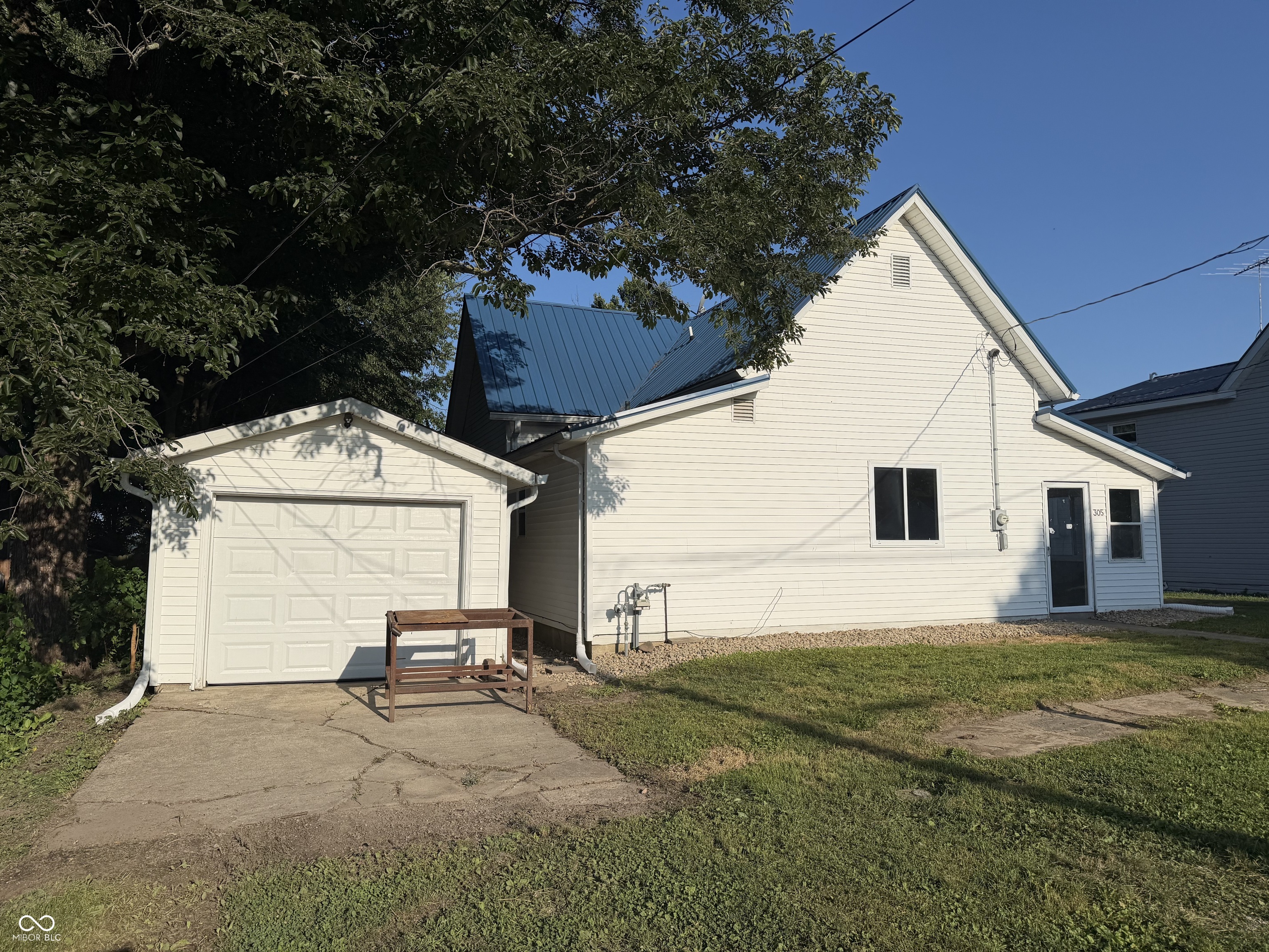 305 2nd Street Property Photo 1