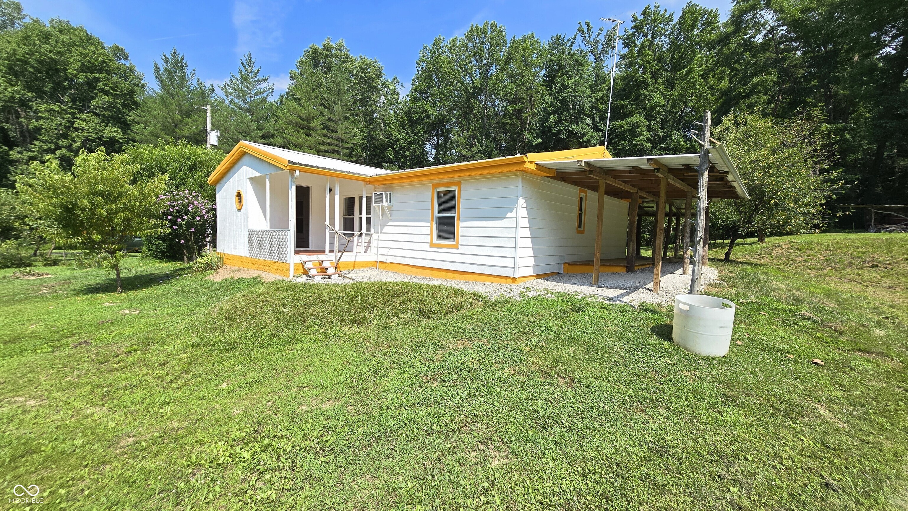 6013 N 933 Property Photo 1