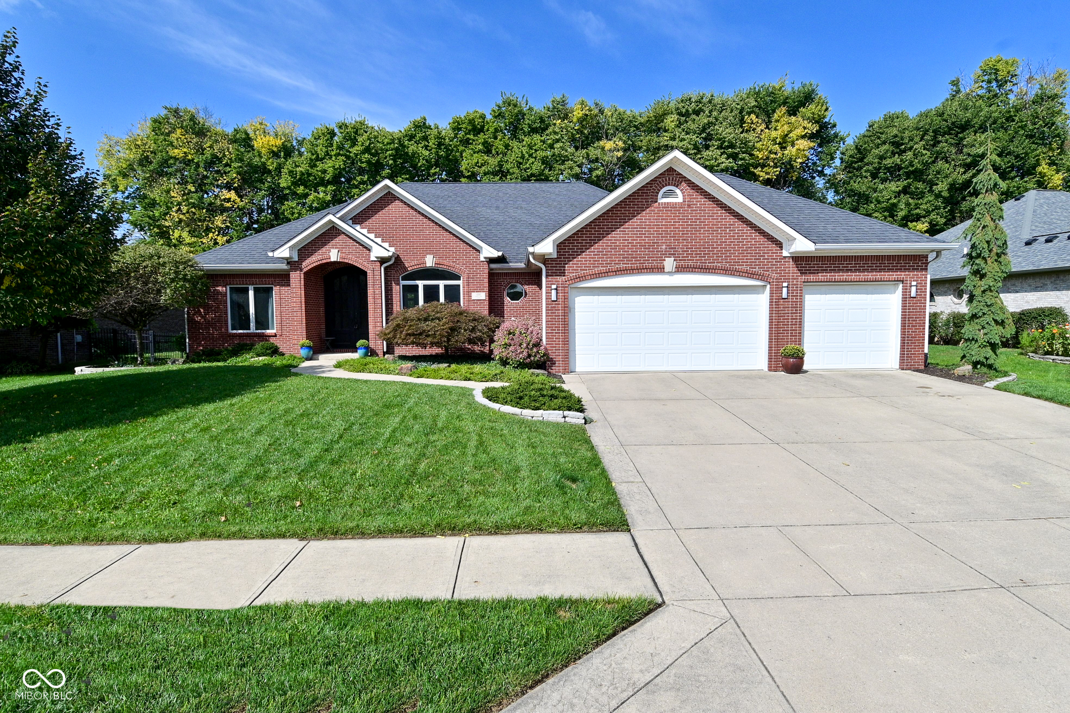 498 White Oak Lane Property Photo 1