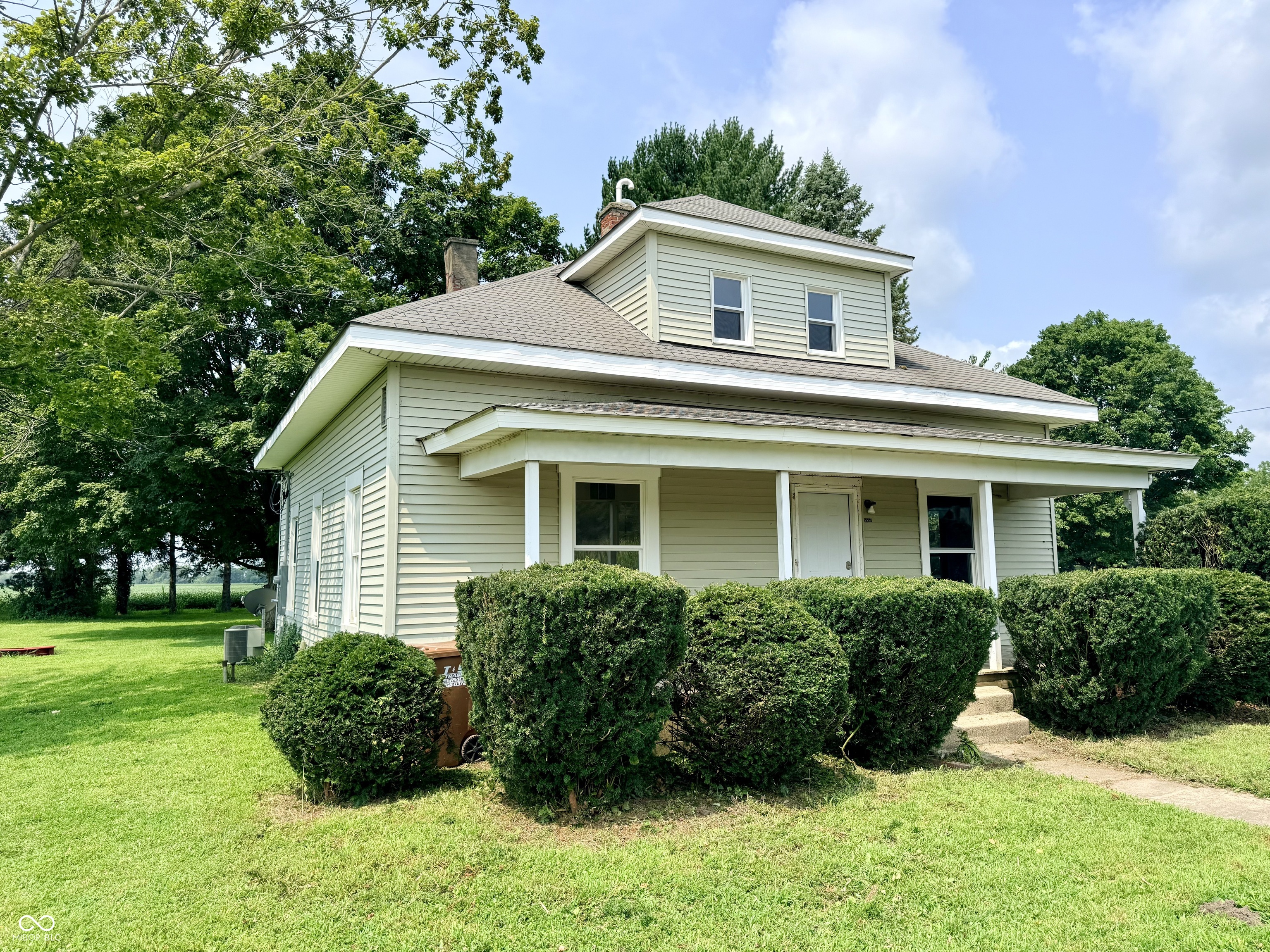 5559 S 1000 Property Photo 1