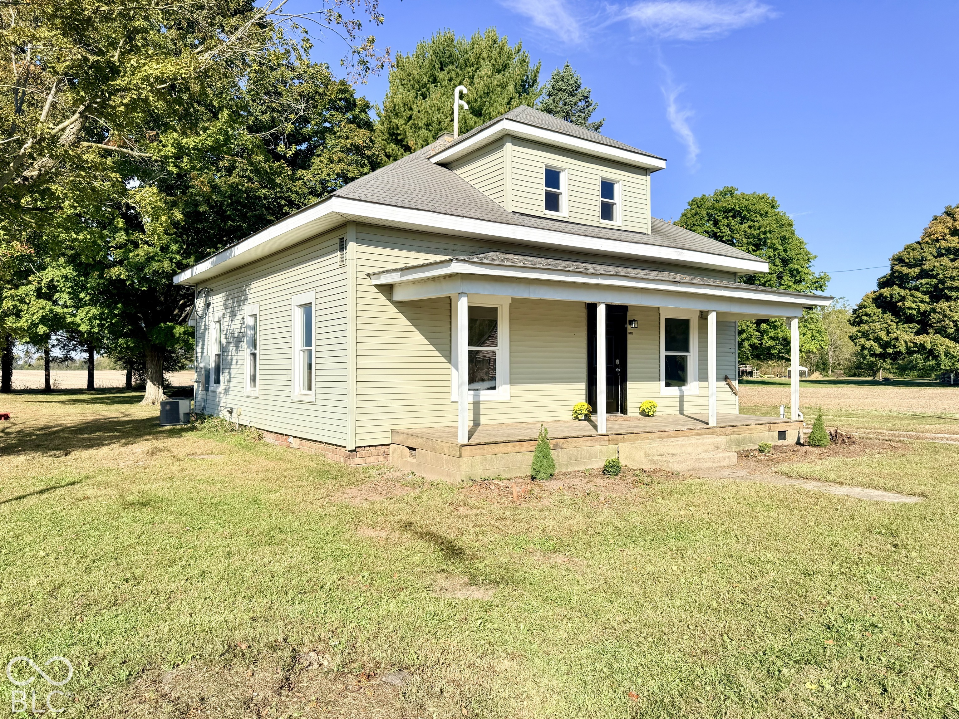 5559 S 1000 Property Photo 1