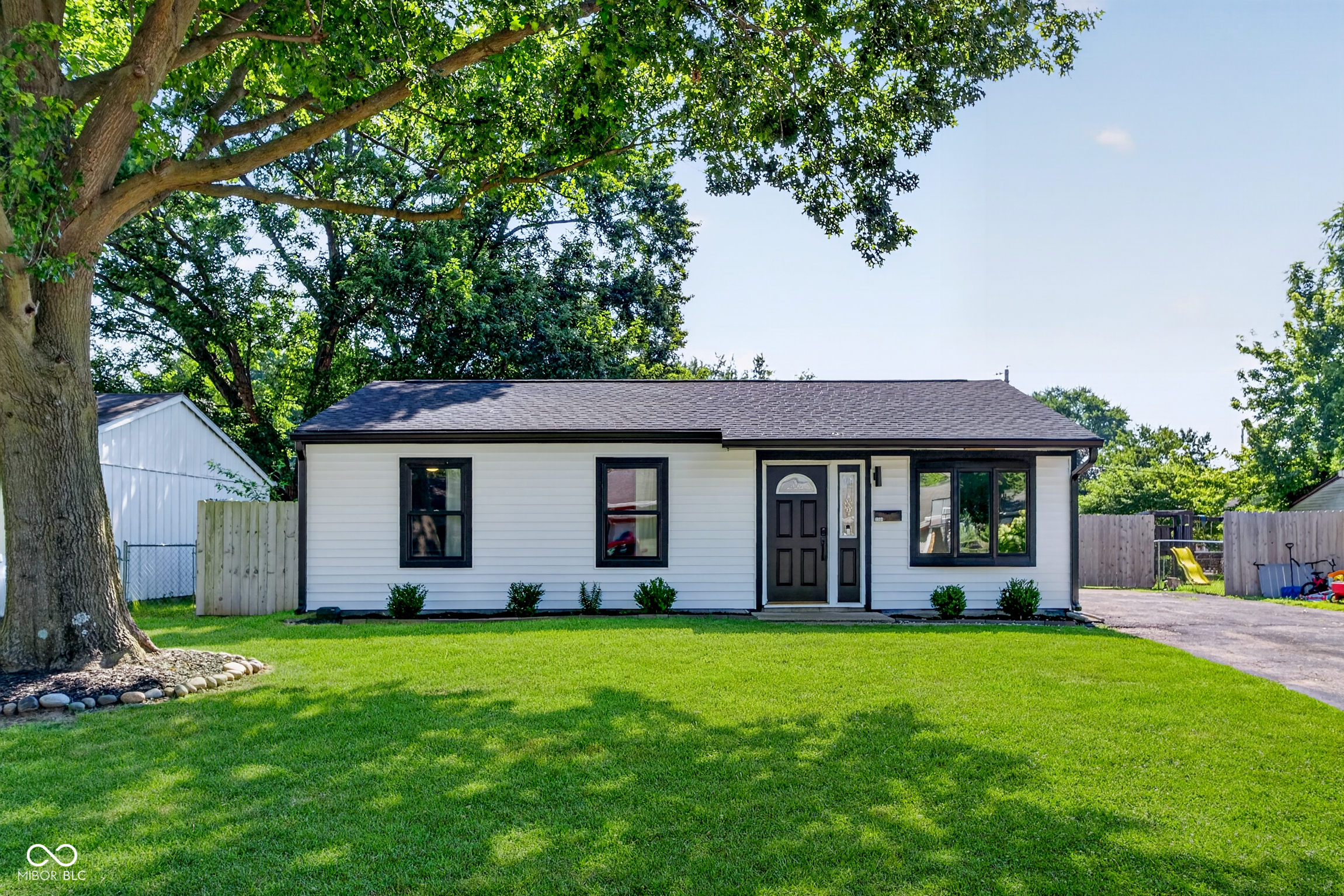 1564 Hillcrest Drive