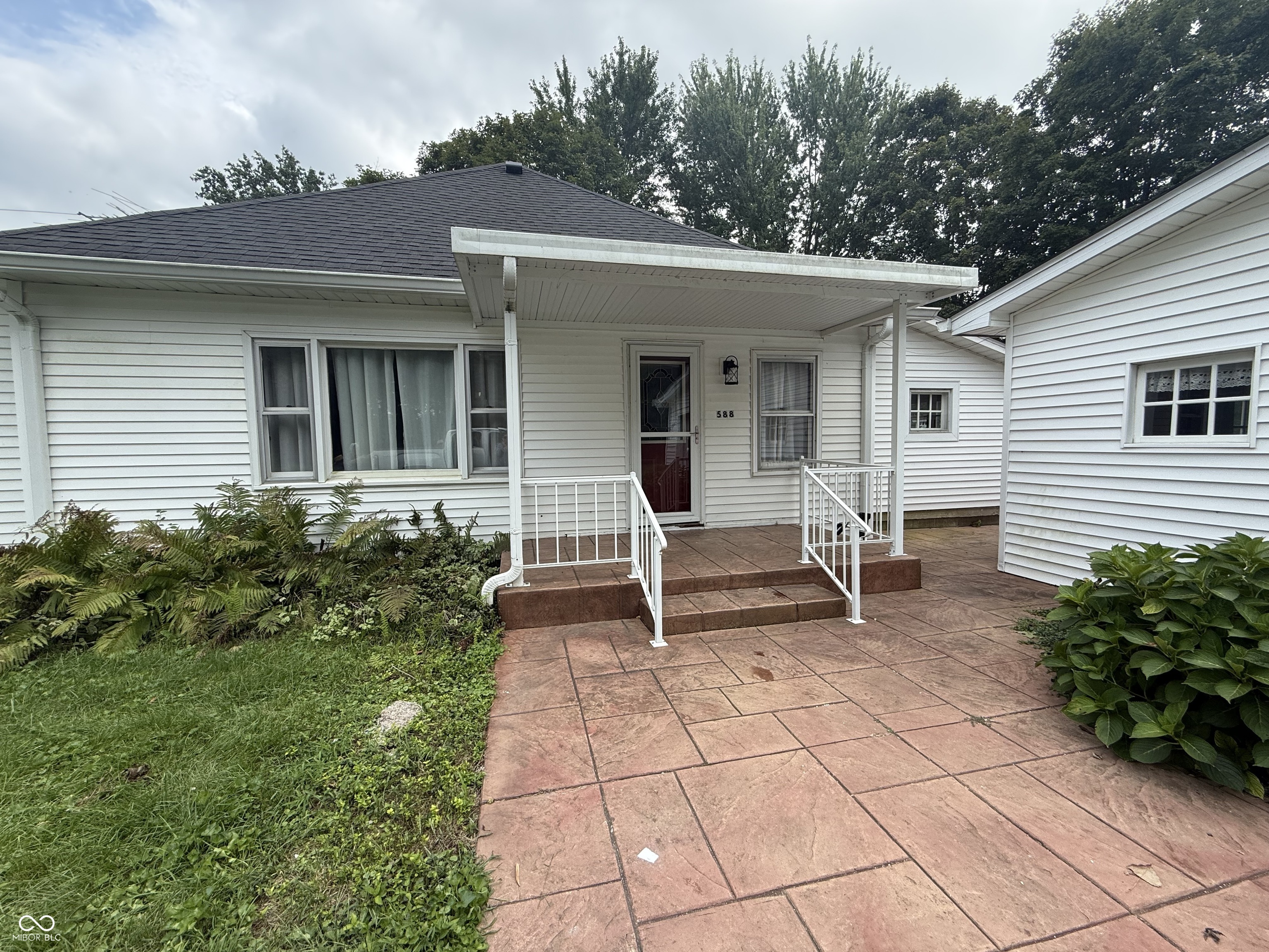 588 W Cardinal Road Property Photo 1