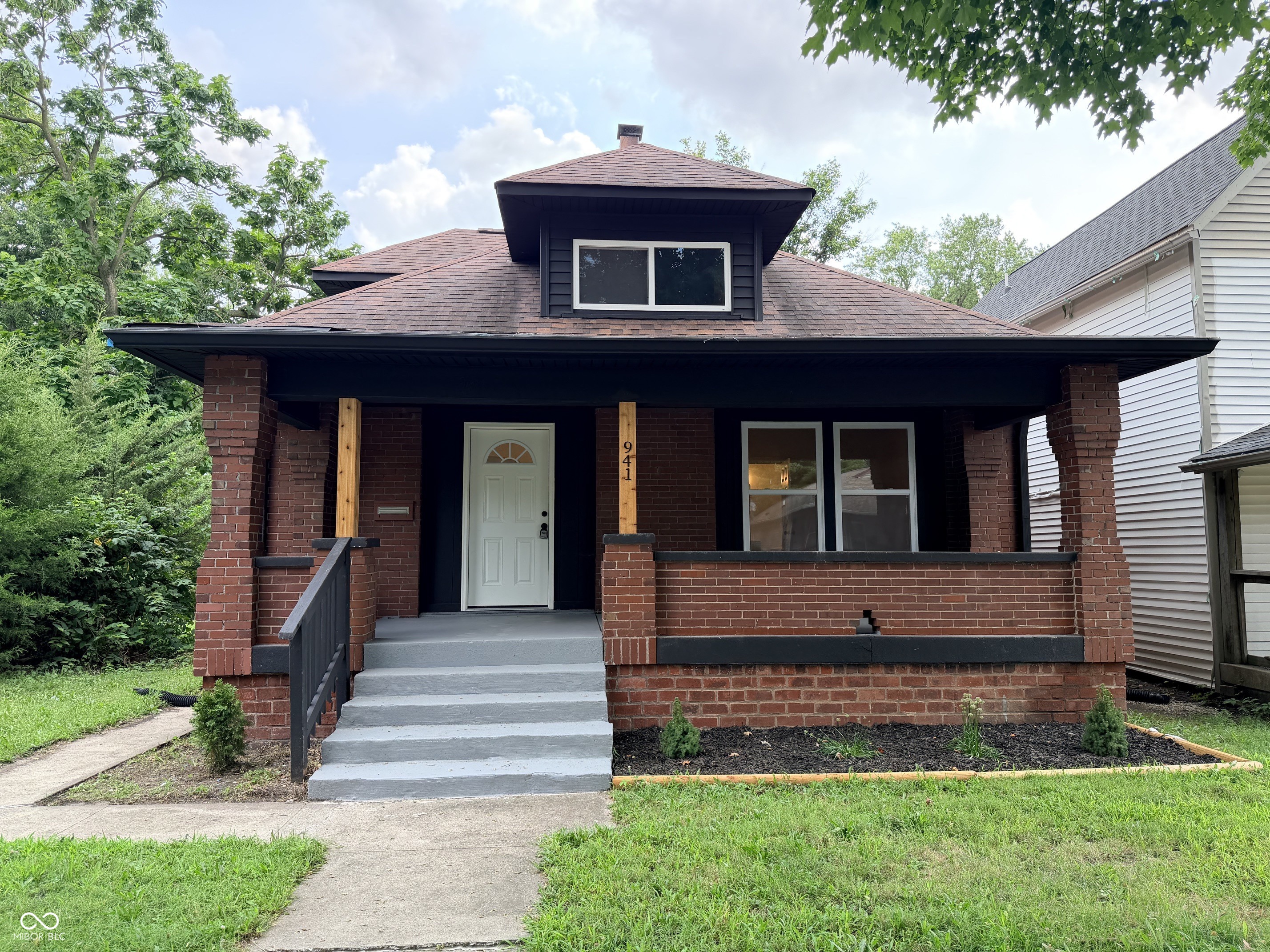 941 W 25th Street Property Photo 1