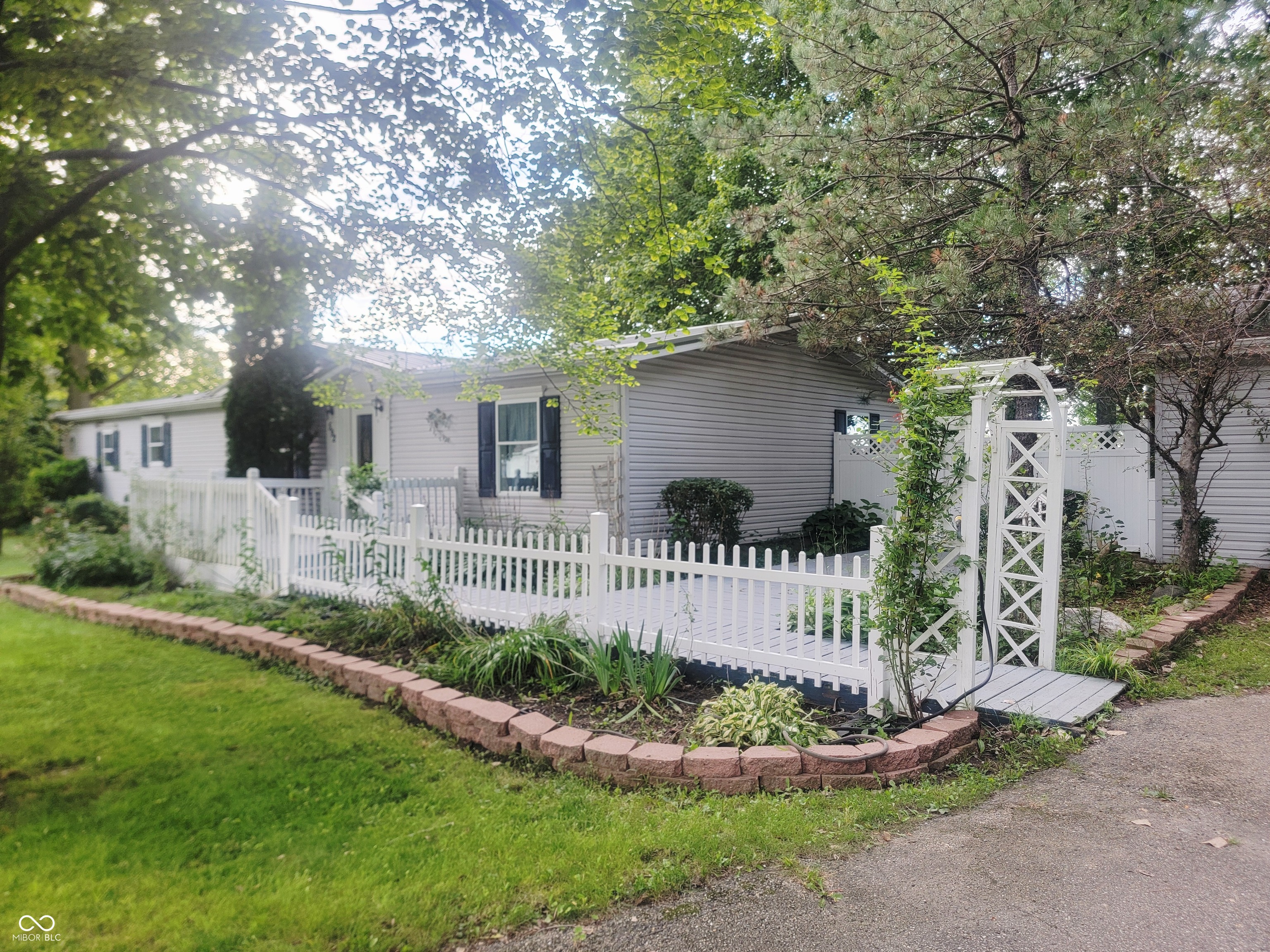 592 N Paradise Drive Property Photo 1