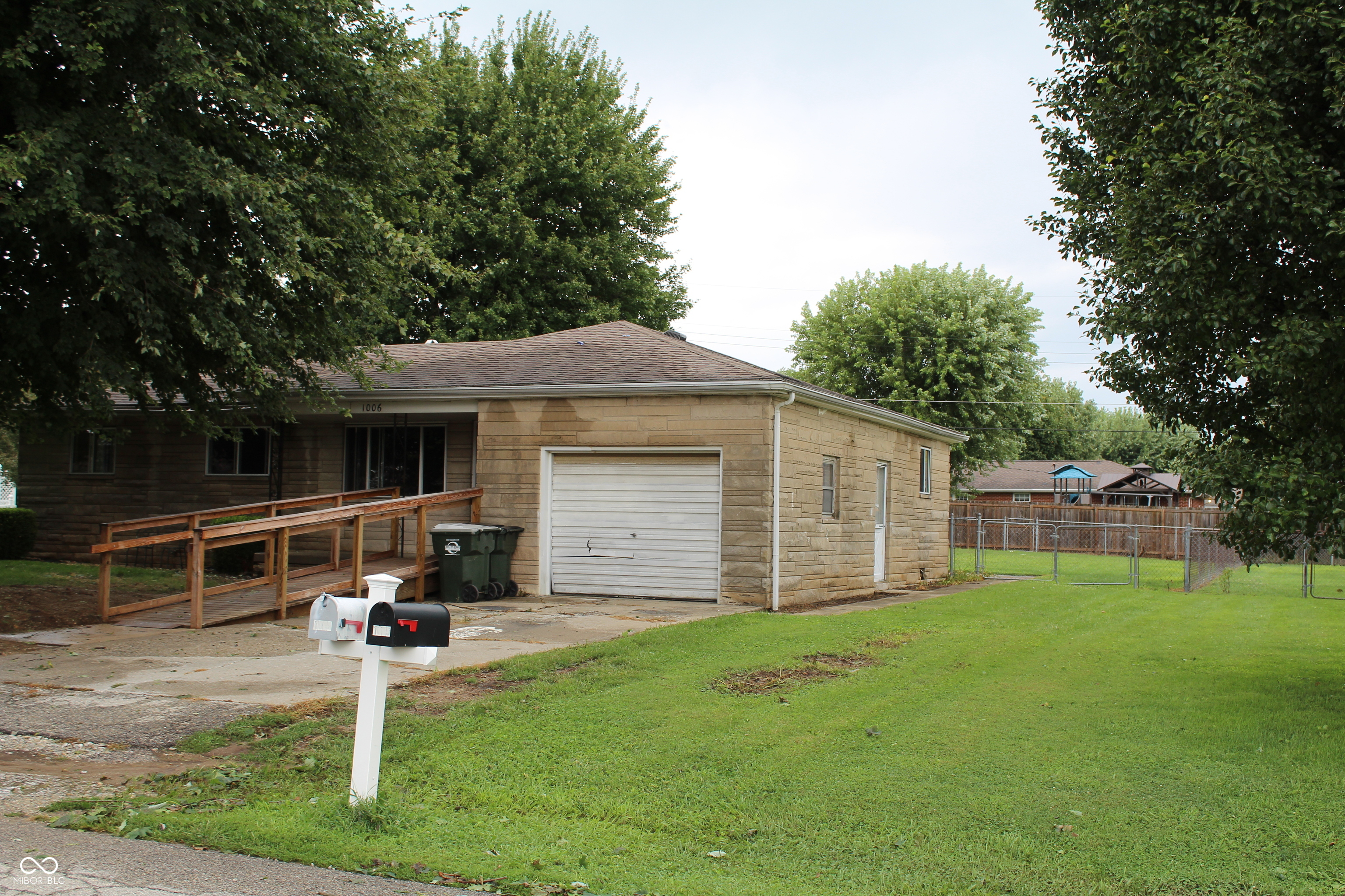 1006 W 9th Street Property Photo 1