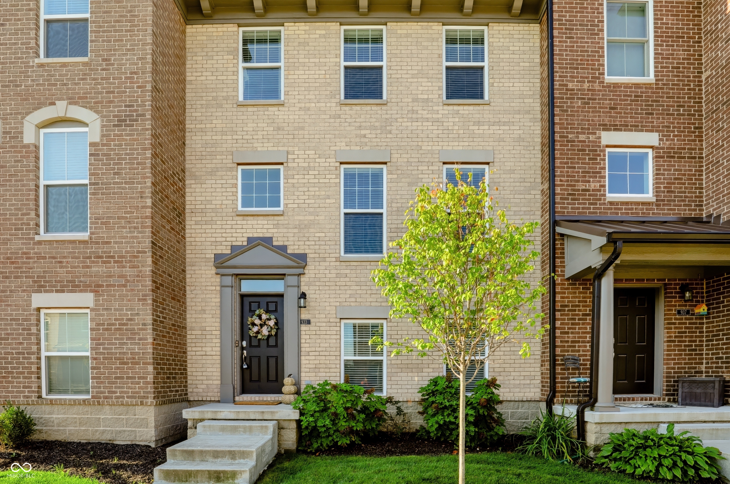 933 Yorkshire Lane Property Photo 1