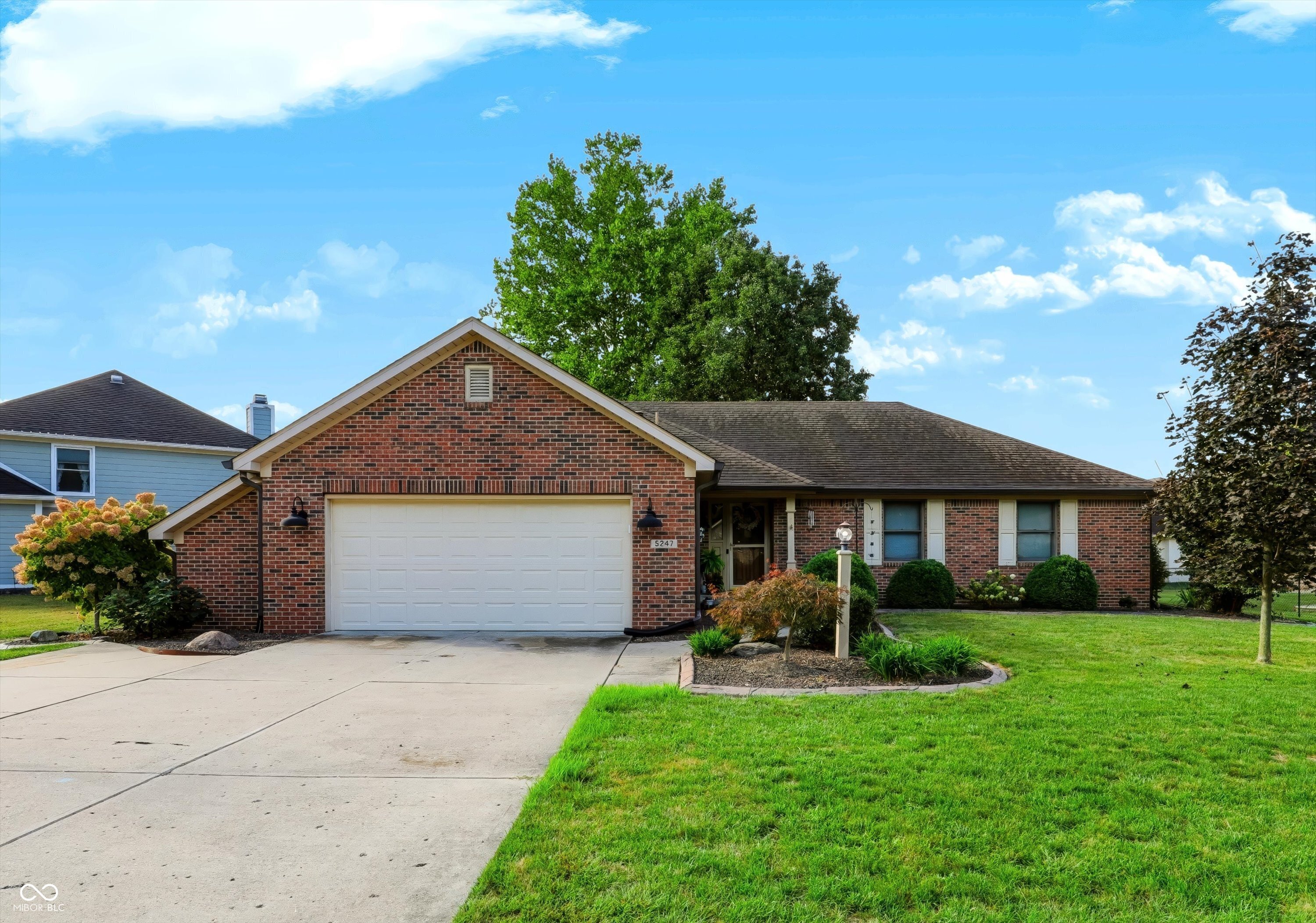 5247 Lacy Property Photo 1
